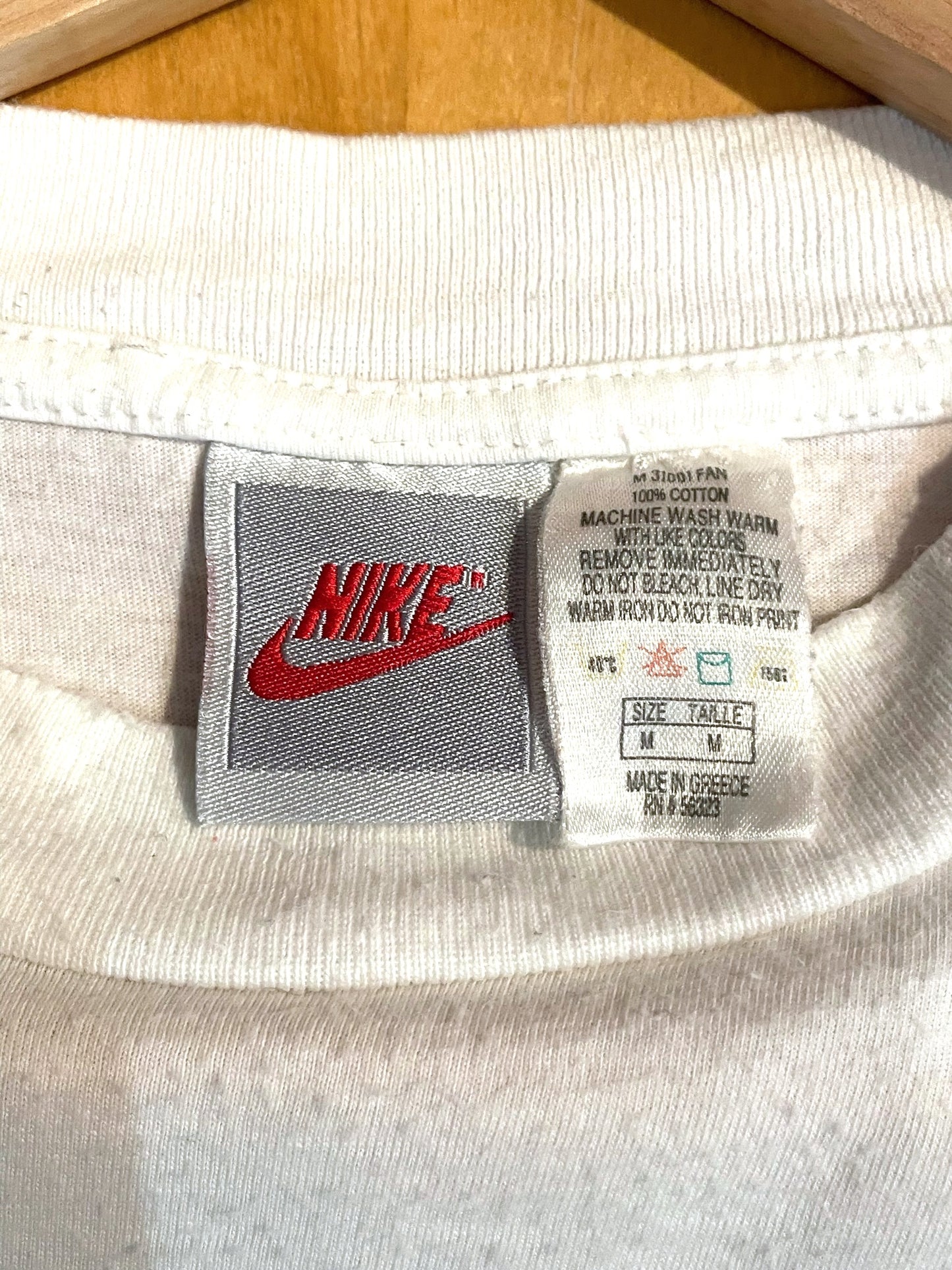 VINTAGE 90s NIKE AIR JORDAN "SHOT" BULLS NBA T-SHIRT SZ: M