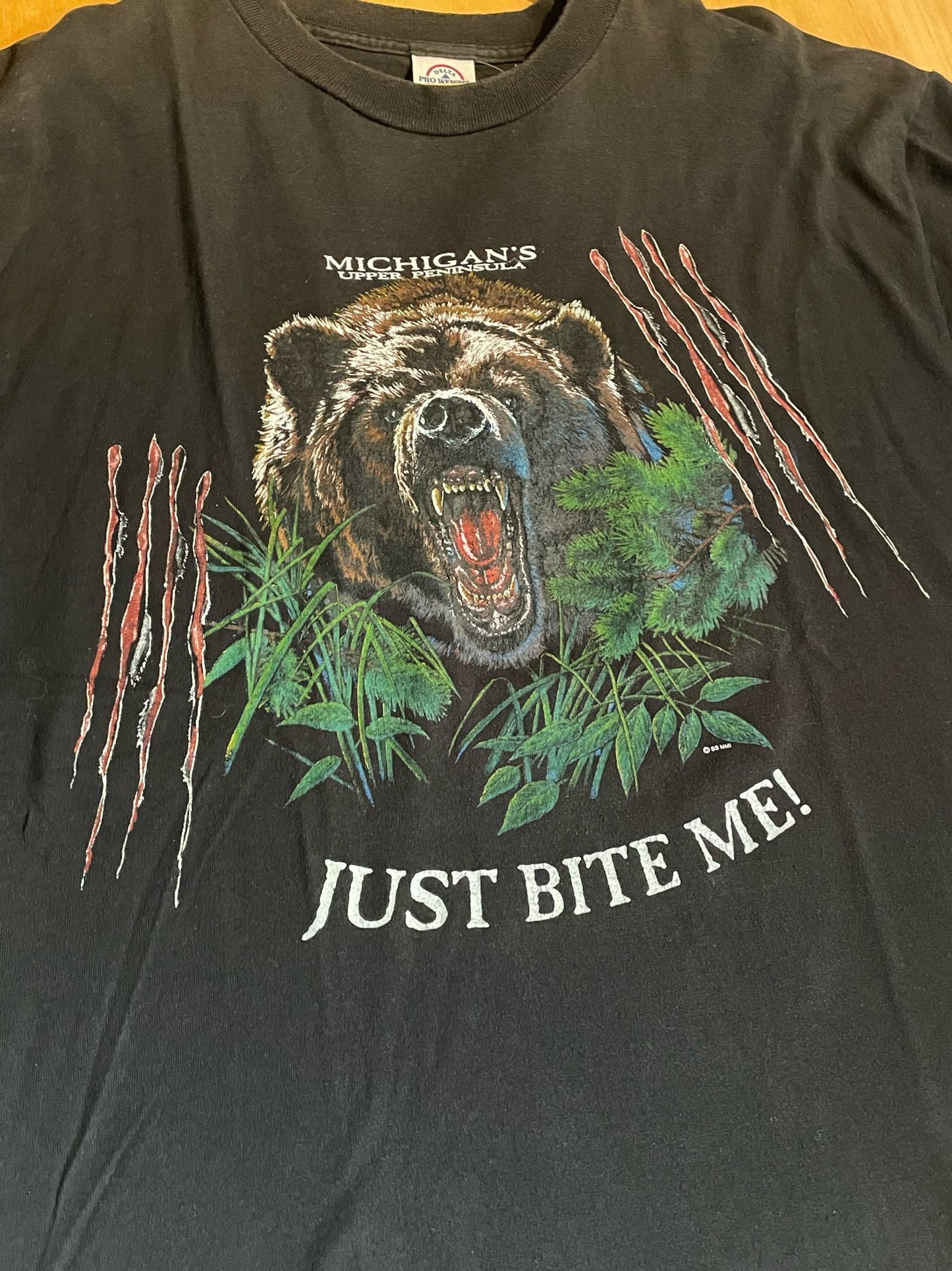 VINTAGE MICHIGAN'S UPPER PENINSULA "JUST BITE ME!" BEAR T-SHIRT SZ: XL