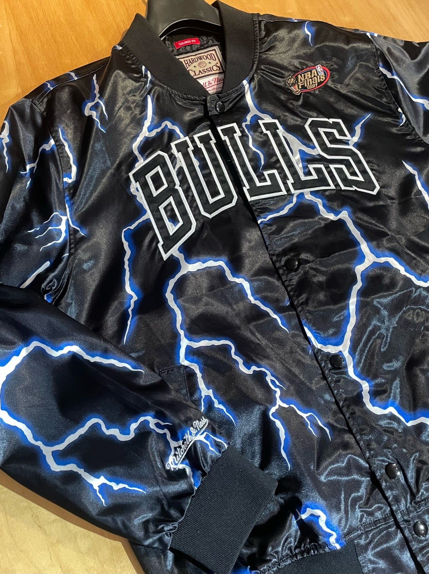 MITCHELL & NESS CHICAGO BULLS "LIGHTNING" SATIN JACKET SZ: L