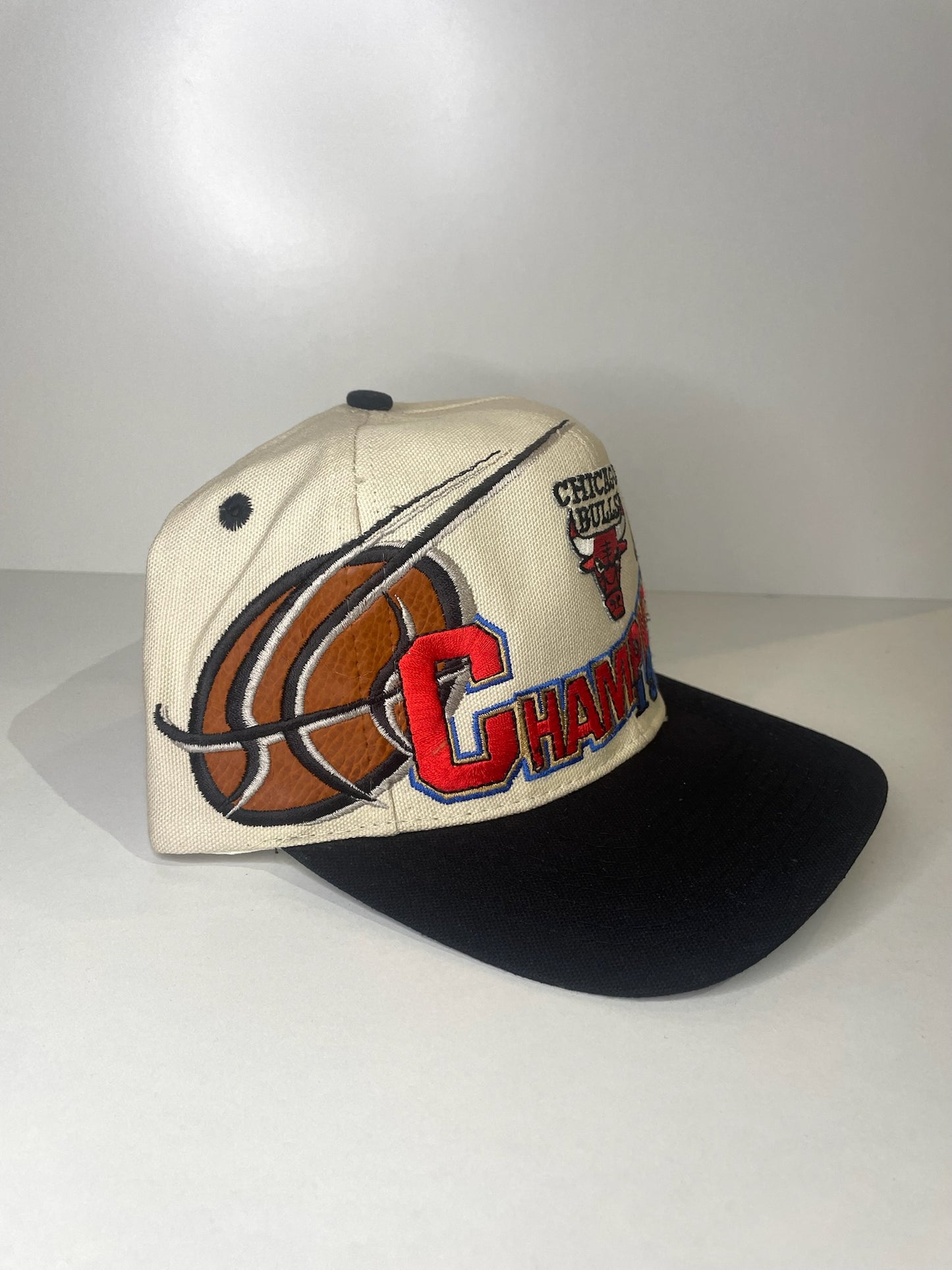 VINTAGE 90s CHICAGO BULLS "CHAMPION 1996" LOGO ATHLETIC SNAPBACK CAP HAT