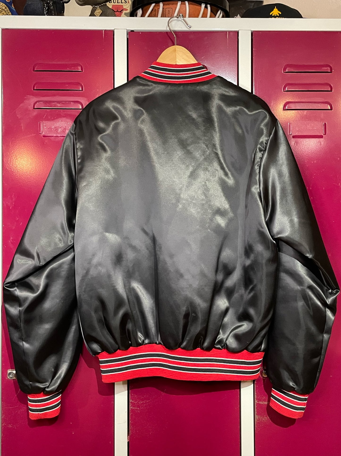 VINTAGE 1992 CHALK LINE CHICAGO BULLS "HOT HOOPS" SATIN JACKET SZ: L