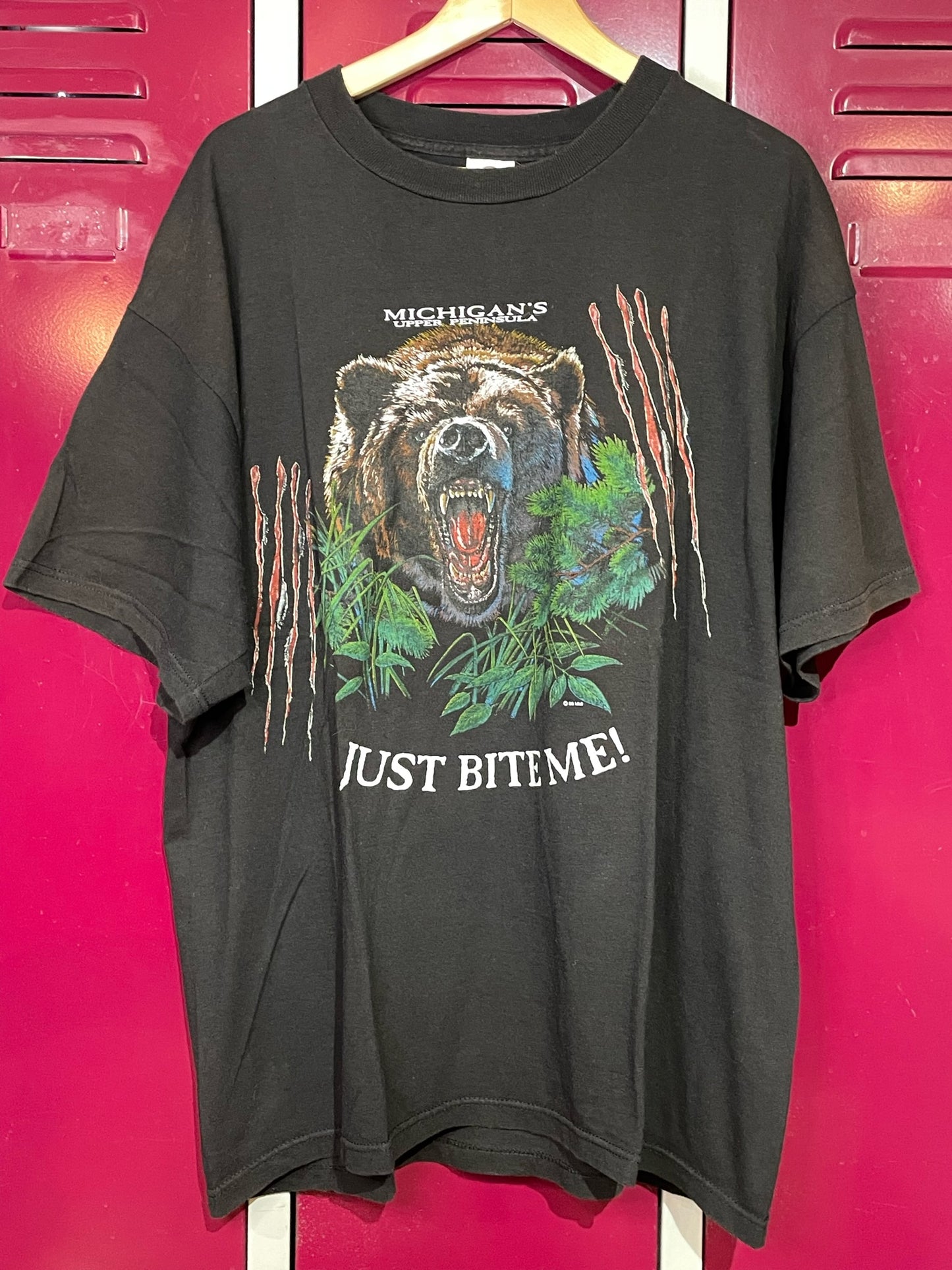 VINTAGE MICHIGAN'S UPPER PENINSULA "JUST BITE ME!" BEAR T-SHIRT SZ: XL