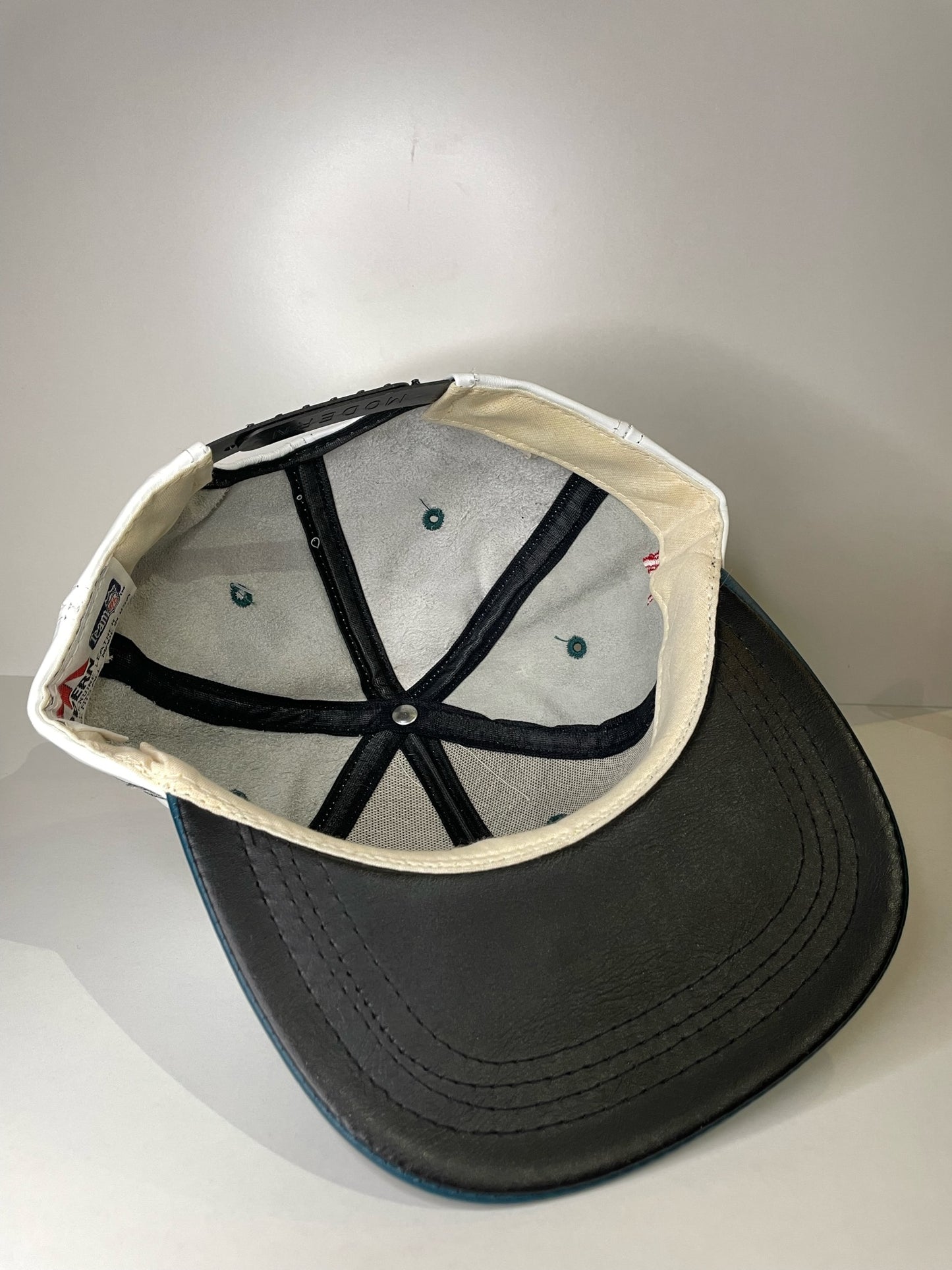 VINTAGE 90s PHILADELPHIA EAGLES MODERN GENUINE LEATHER SNAPBACK CAP HAT