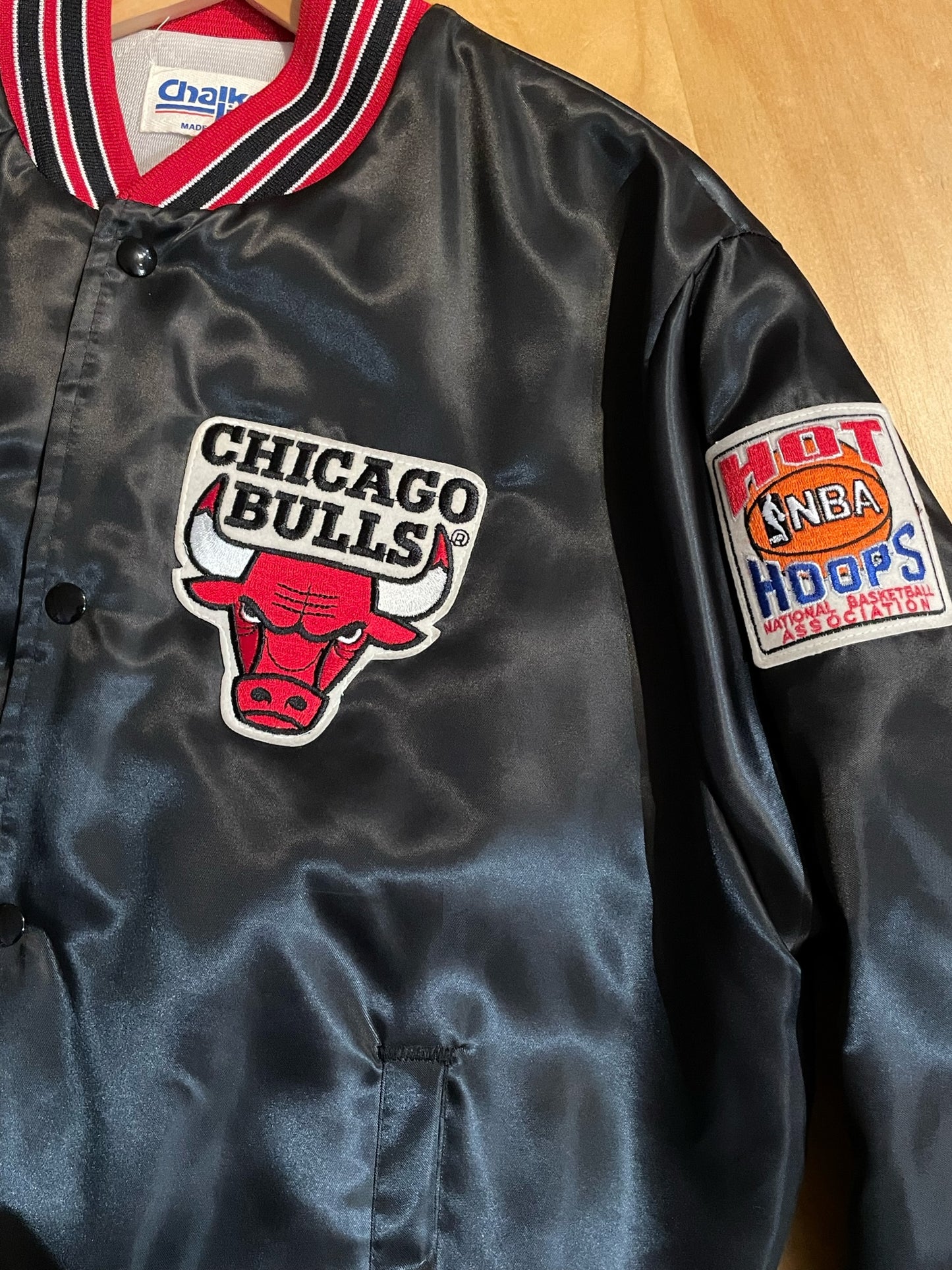 VINTAGE 1992 CHALK LINE CHICAGO BULLS "HOT HOOPS" SATIN JACKET SZ: L