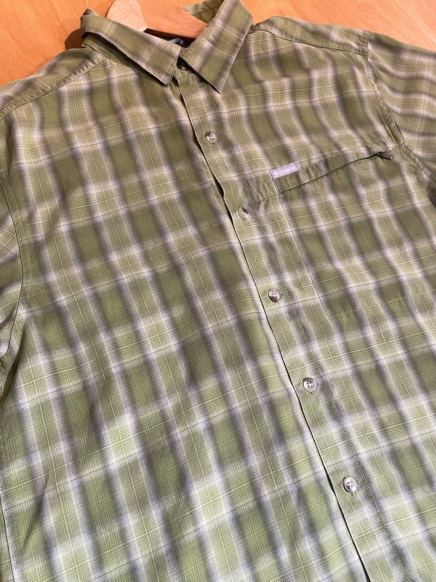 COLUMBIA CHECKED SHORT SLEEVES SHIRT SZ: L