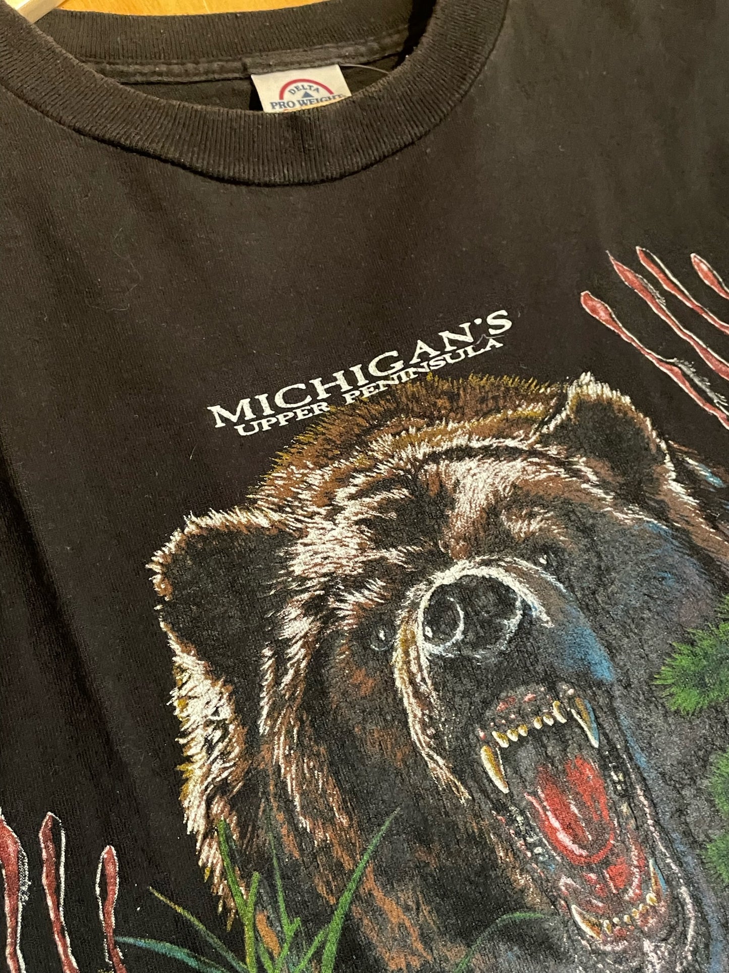 VINTAGE MICHIGAN'S UPPER PENINSULA "JUST BITE ME!" BEAR T-SHIRT SZ: XL