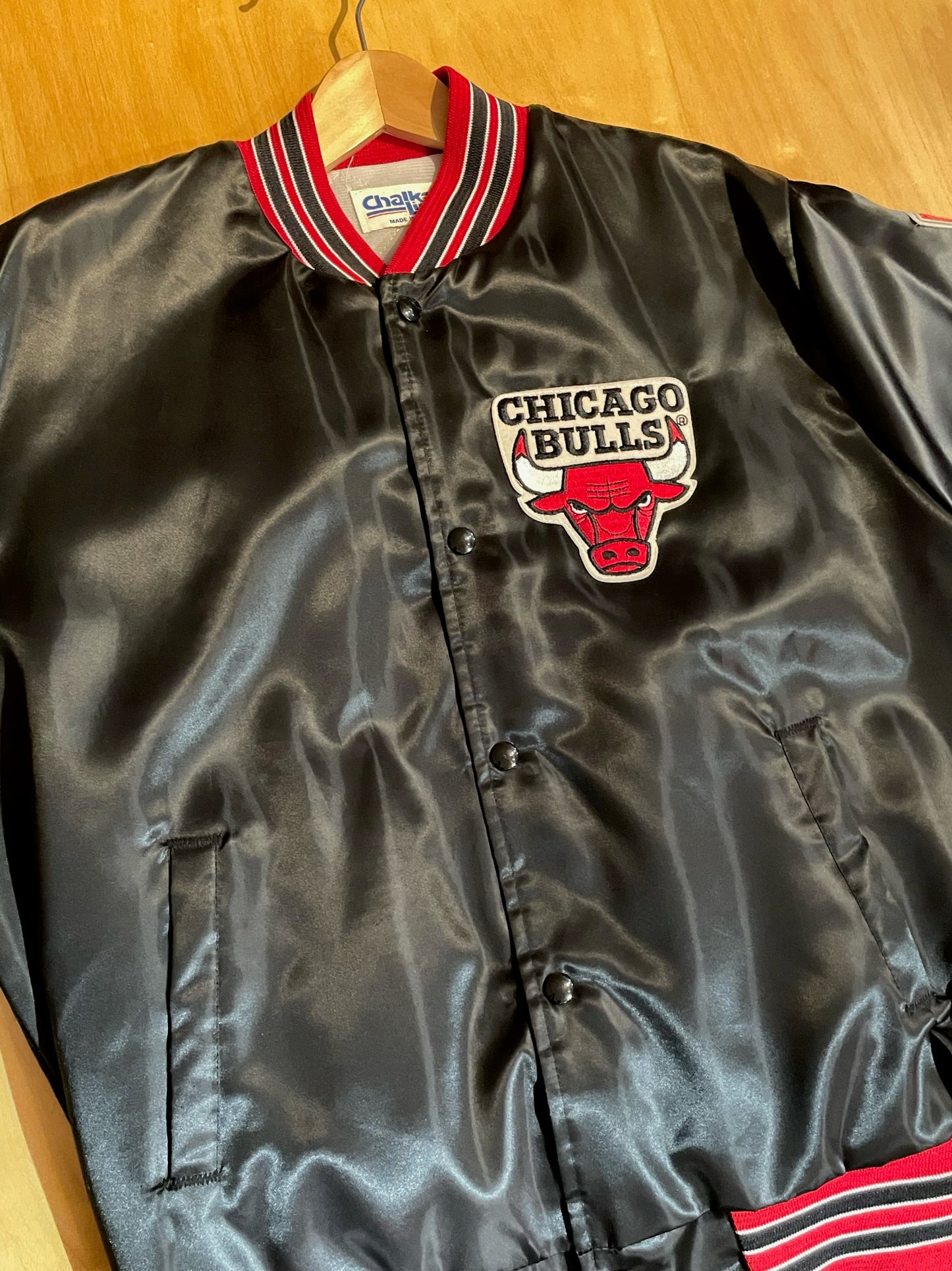 VINTAGE 1992 CHALK LINE CHICAGO BULLS "HOT HOOPS" SATIN JACKET SZ: L
