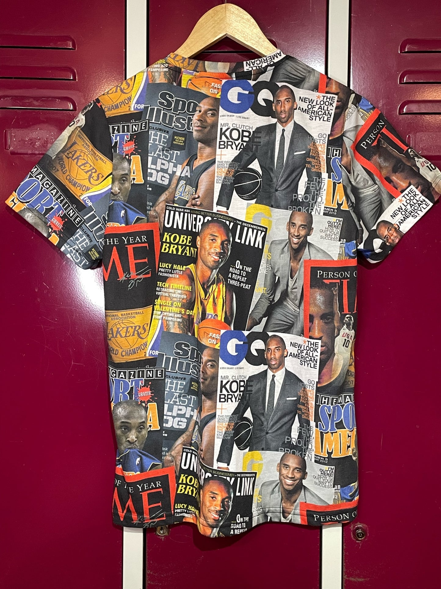 KOBE BRYANT "NEWSPAPER" ALL OVER PRINT T-SHIRT SZ: M