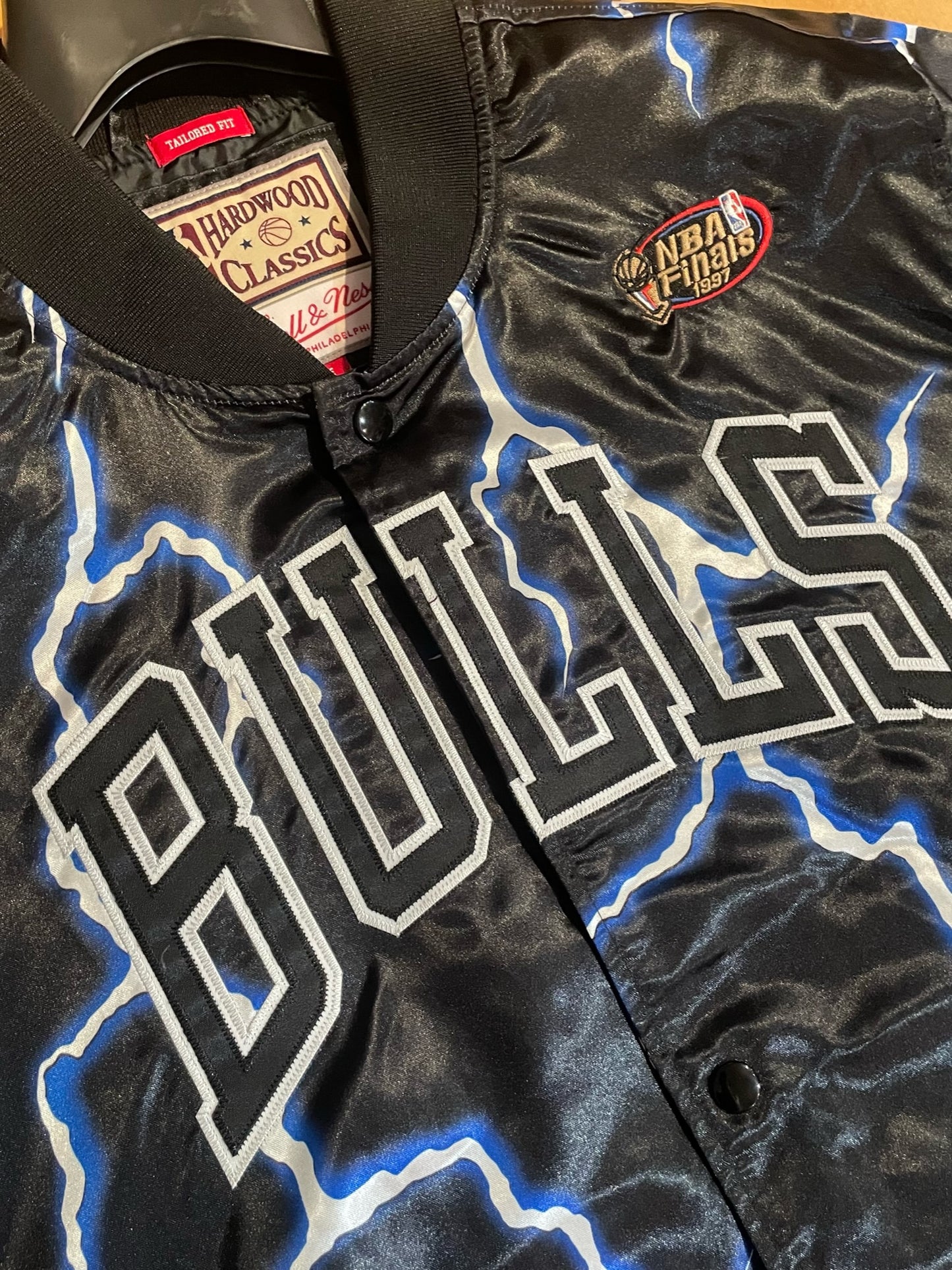 MITCHELL & NESS CHICAGO BULLS "LIGHTNING" SATIN JACKET SZ: L