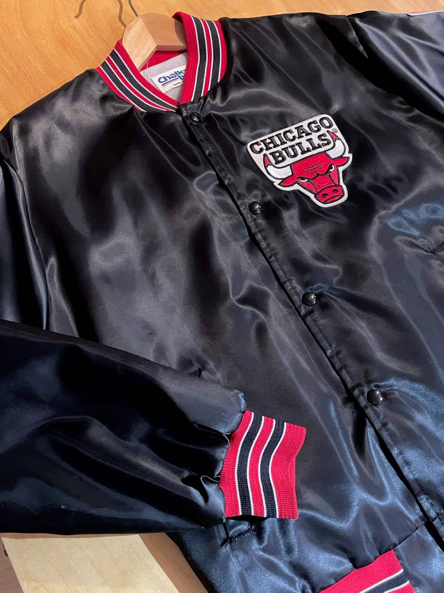 VINTAGE 1992 CHALK LINE CHICAGO BULLS "HOT HOOPS" SATIN JACKET SZ: L