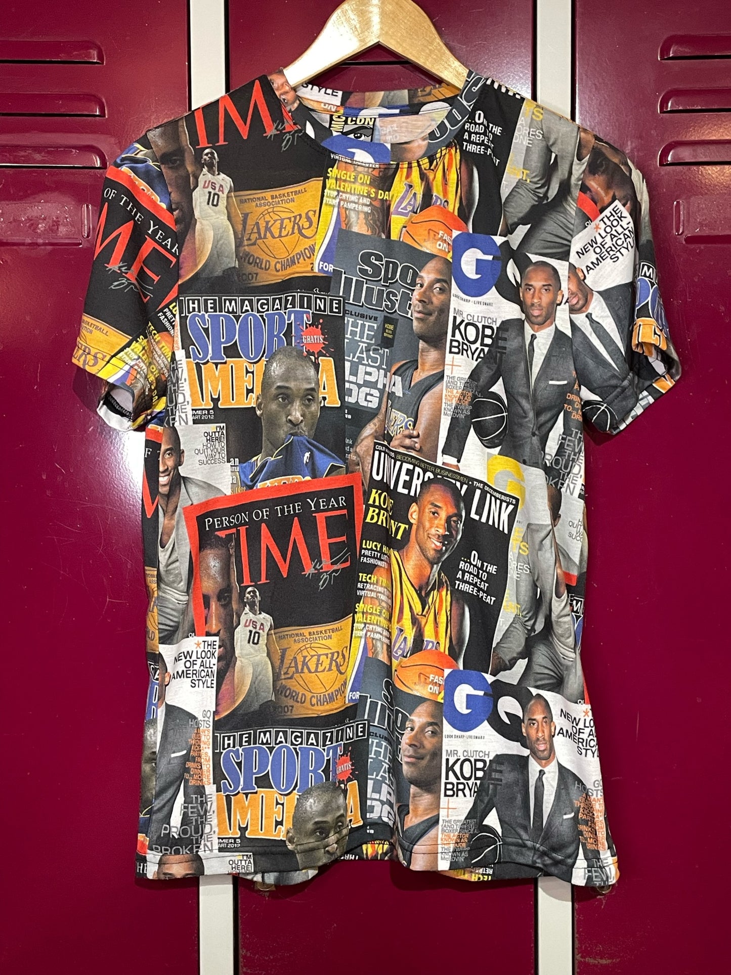 KOBE BRYANT "NEWSPAPER" ALL OVER PRINT T-SHIRT SZ: M