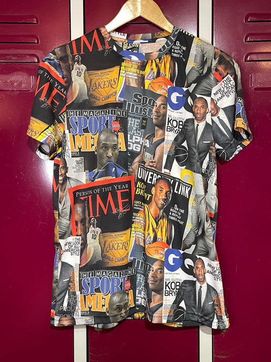 KOBE BRYANT "NEWSPAPER" ALL OVER PRINT T-SHIRT  SZ: M