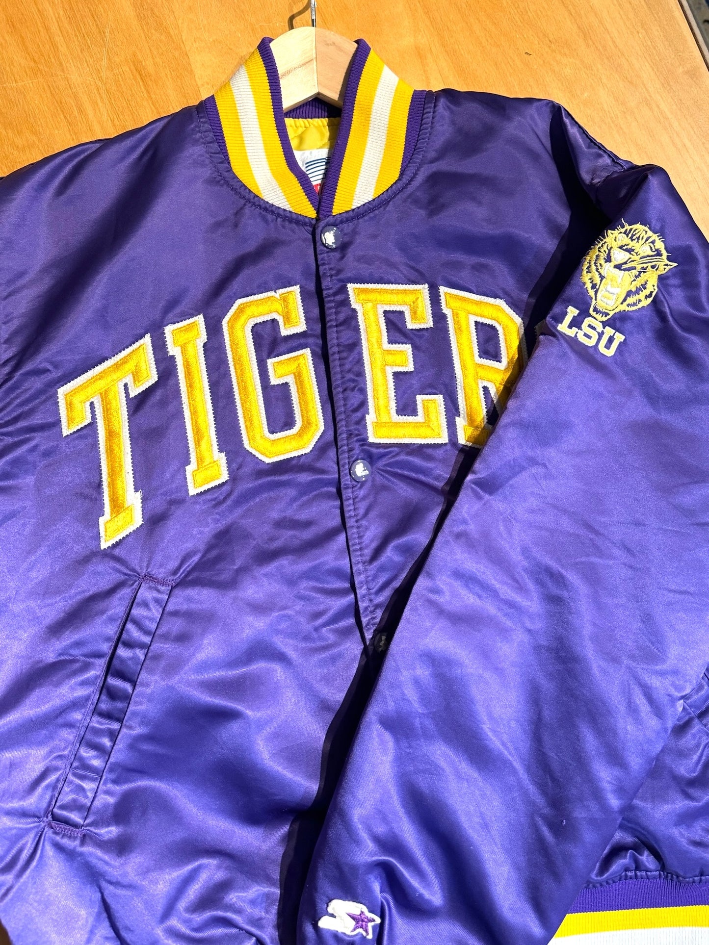 VINTAGE 90s STARTER LSU TIGERS NCAA SATIN JACKET SZ: M