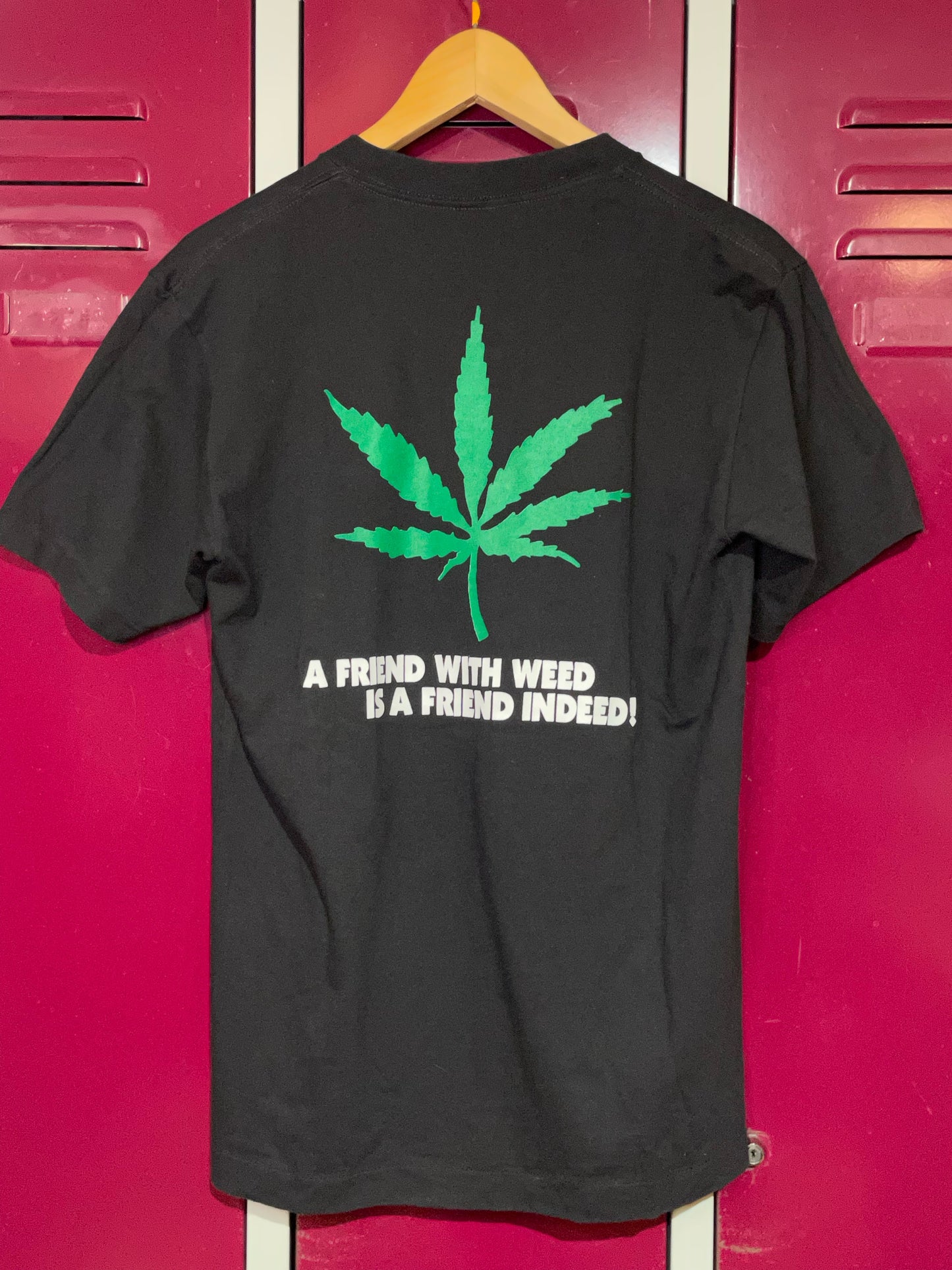 VINTAGE 90s CANNABIS LEAVE "A FRIEND WITH WEED IS A FRIEND INDEED!" T-SHIRT SZ: M