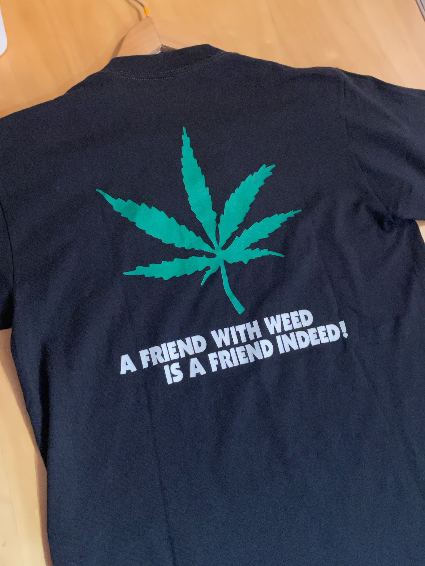 VINTAGE 90s CANNABIS LEAVE "A FRIEND WITH WEED IS A FRIEND INDEED!" T-SHIRT SZ: M
