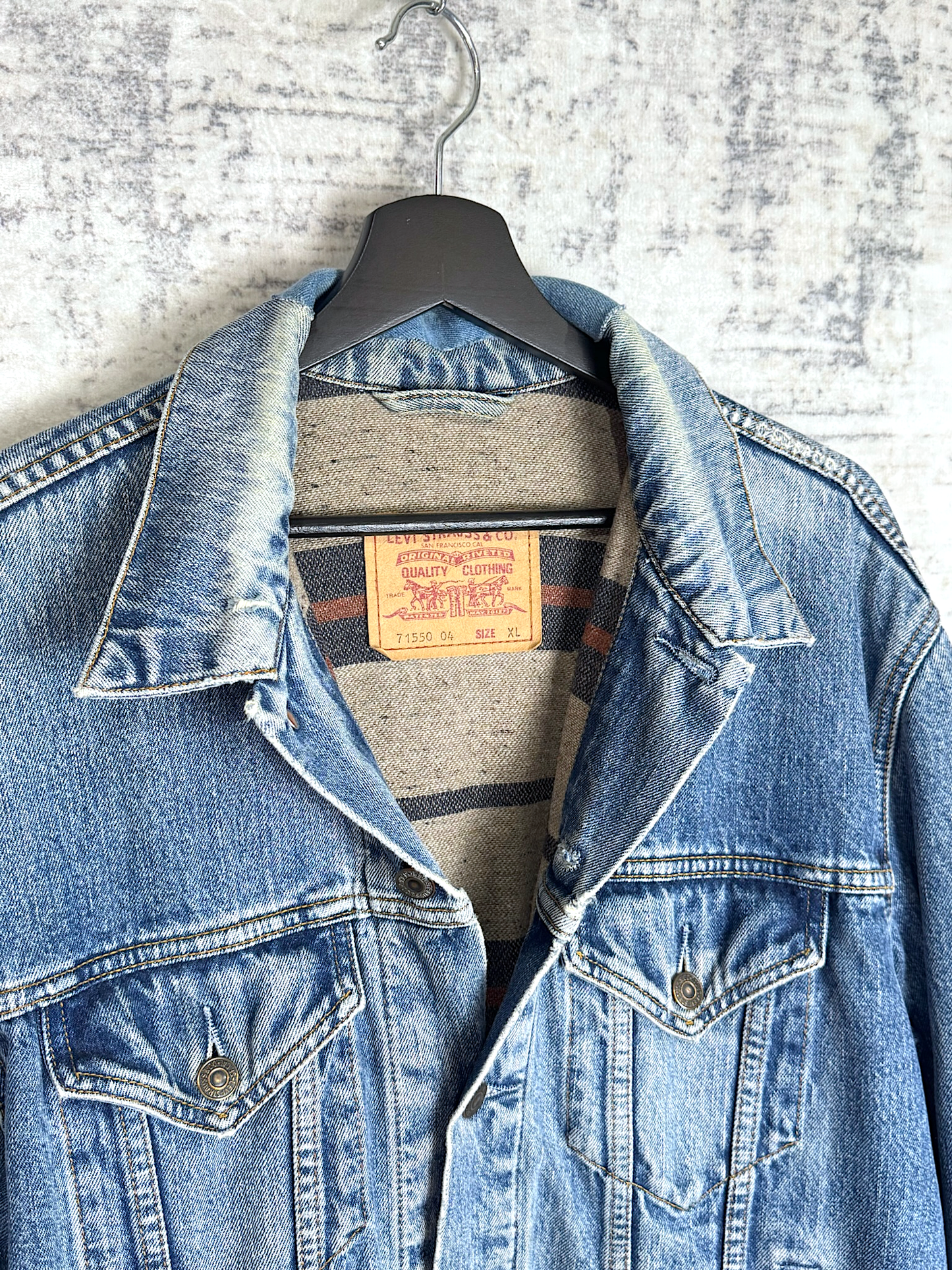 VINTAGE LEVI'S PLAID LINED "71550 04" DENIM JACKET SZ: XL