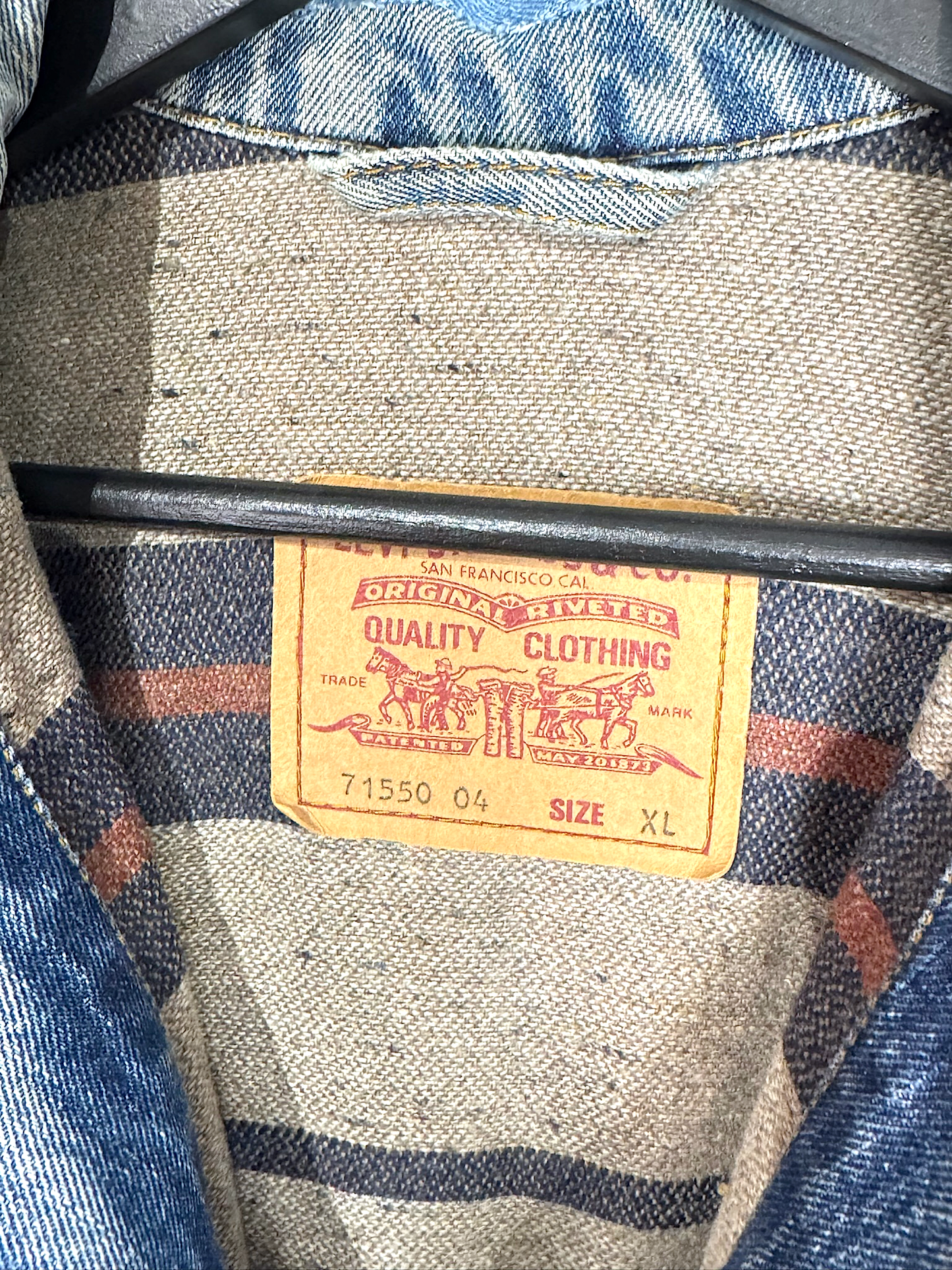 VINTAGE LEVI'S PLAID LINED "71550 04" DENIM JACKET SZ: XL
