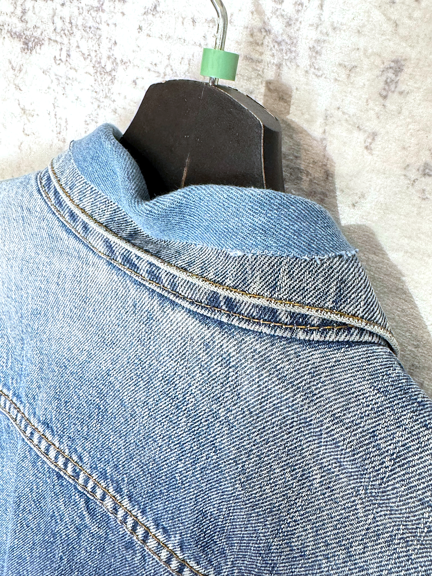 VINTAGE LEVI'S PLAID LINED "71550 04" DENIM JACKET SZ: XL