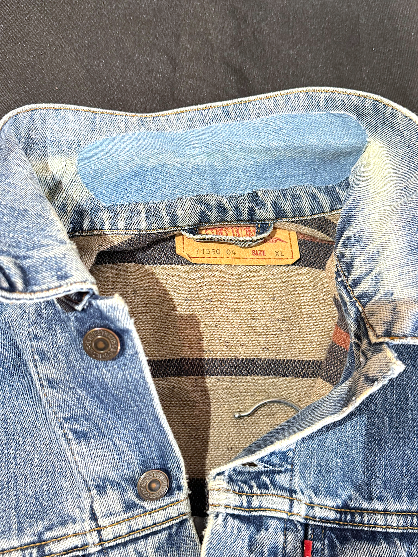 VINTAGE LEVI'S PLAID LINED "71550 04" DENIM JACKET SZ: XL