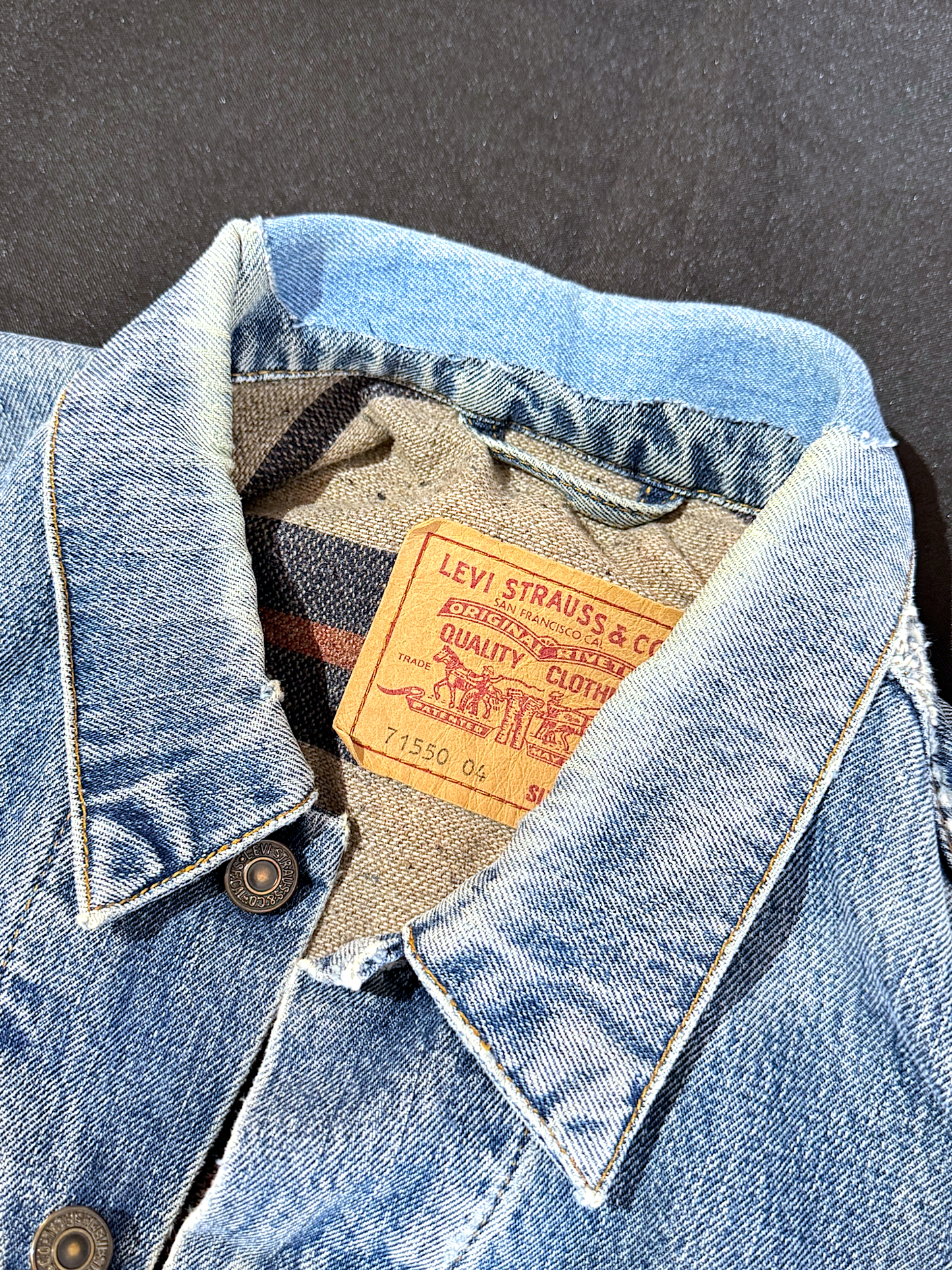VINTAGE LEVI'S PLAID LINED "71550 04" DENIM JACKET SZ: XL