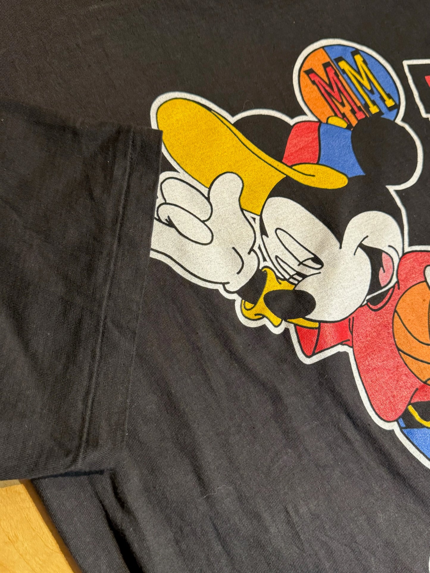 VINTAGE 90s MICKEY MOUSE "BASKETBALL" DISNEY T-SHIRT SZ: L