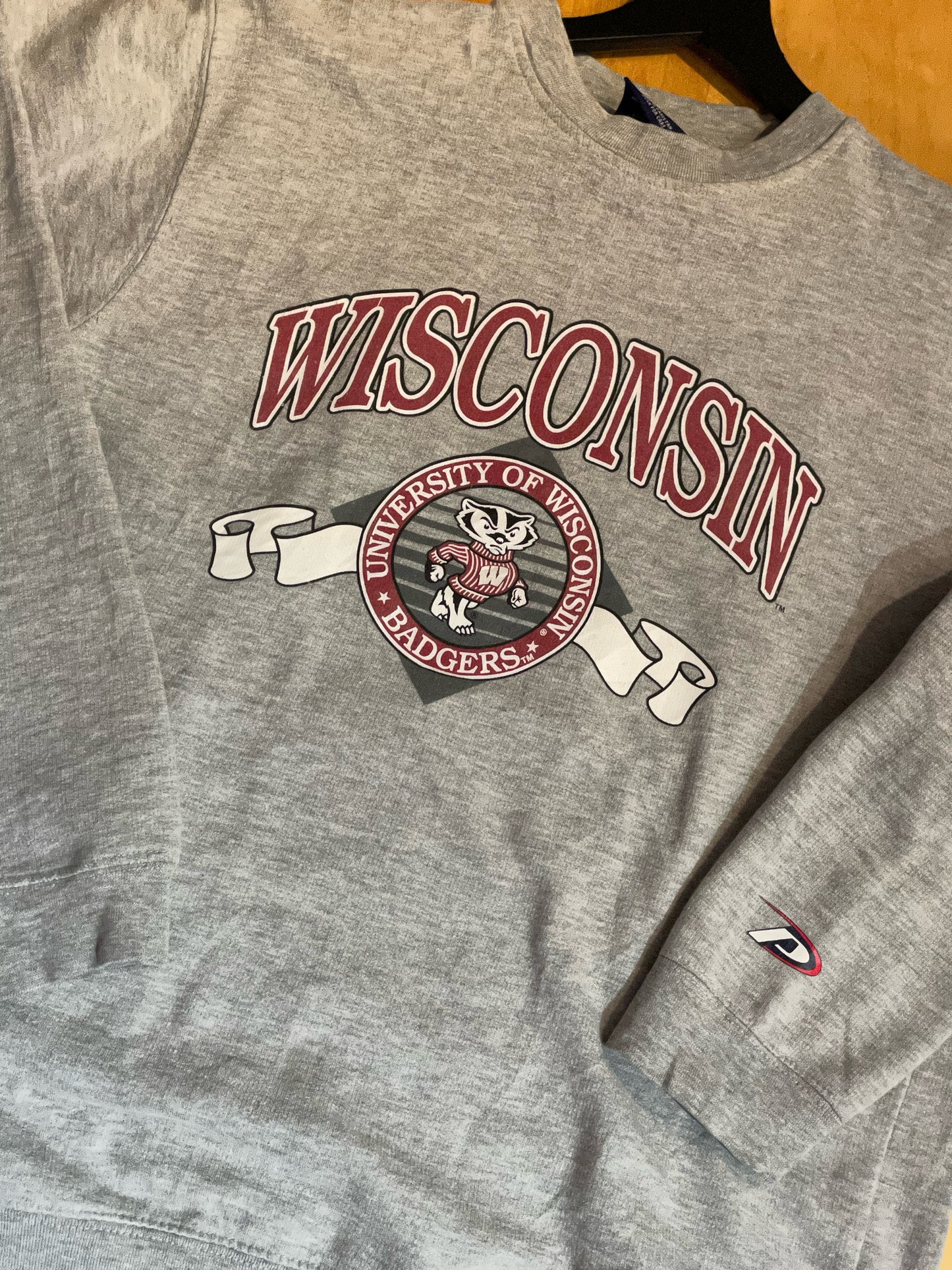 VINTAGE PRO PLAYER UNIVERSITY OF WISCONSIN BADGERS US FOOTBALL CREWNECK SWEATSHIRT  SZ: M