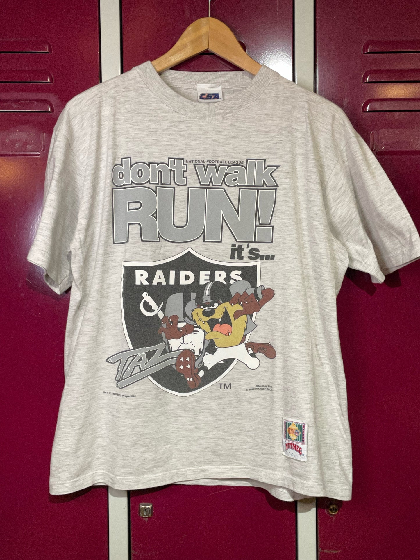VINTAGE NUTMEG 1996 LOS ANGELES RAIDERS X TAZ NFL T-SHIRT SZ: S