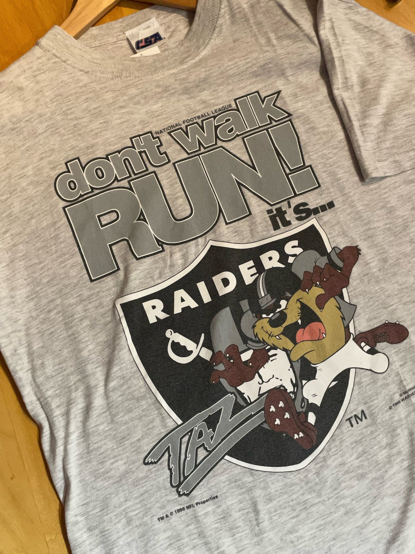 VINTAGE NUTMEG 1996 LOS ANGELES RAIDERS X TAZ NFL T-SHIRT SZ: S