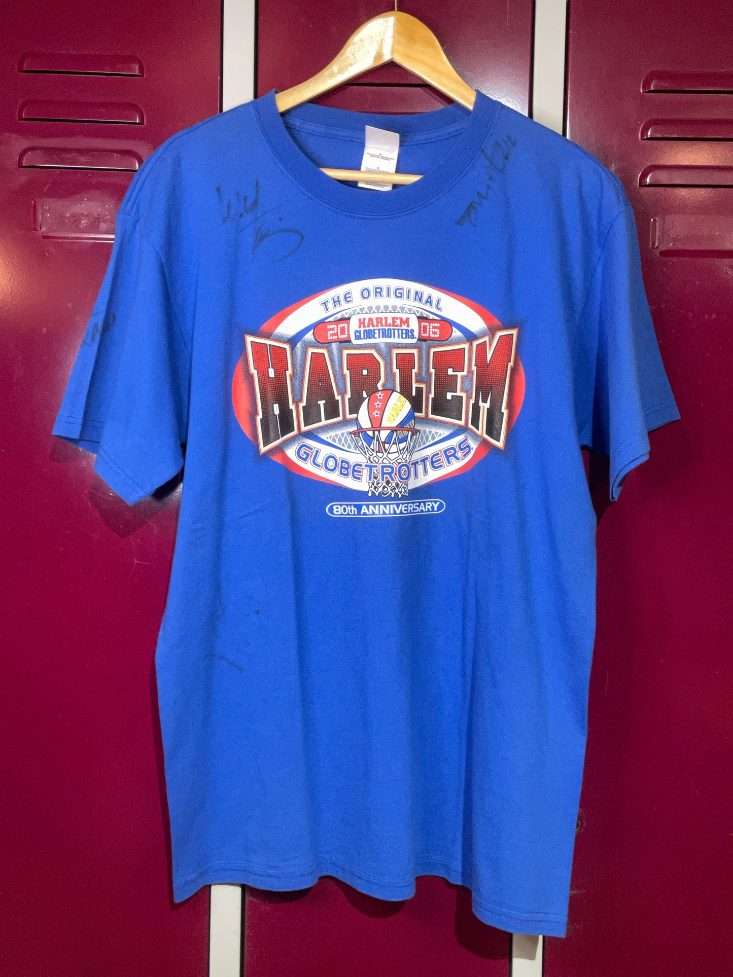 HARLEM GLOBETROTTERS 80TH ANNIVERSARY AUTOGRAPHED BASKETBALL T-SHIRT SZ: L