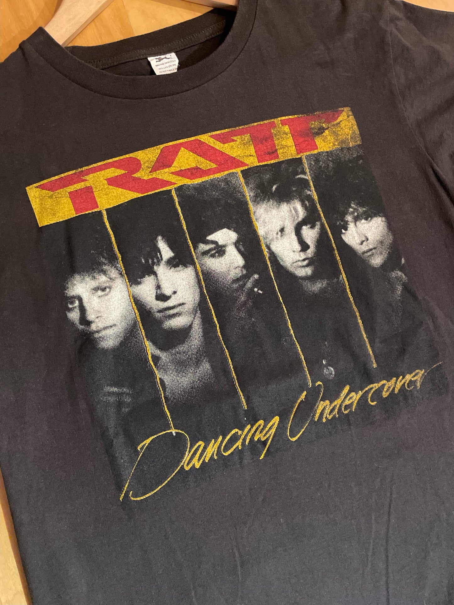 VINTAGE 00S RATT "DANCING UNDERCOVER" MUSIC BAND T-SHIRT SZ: L