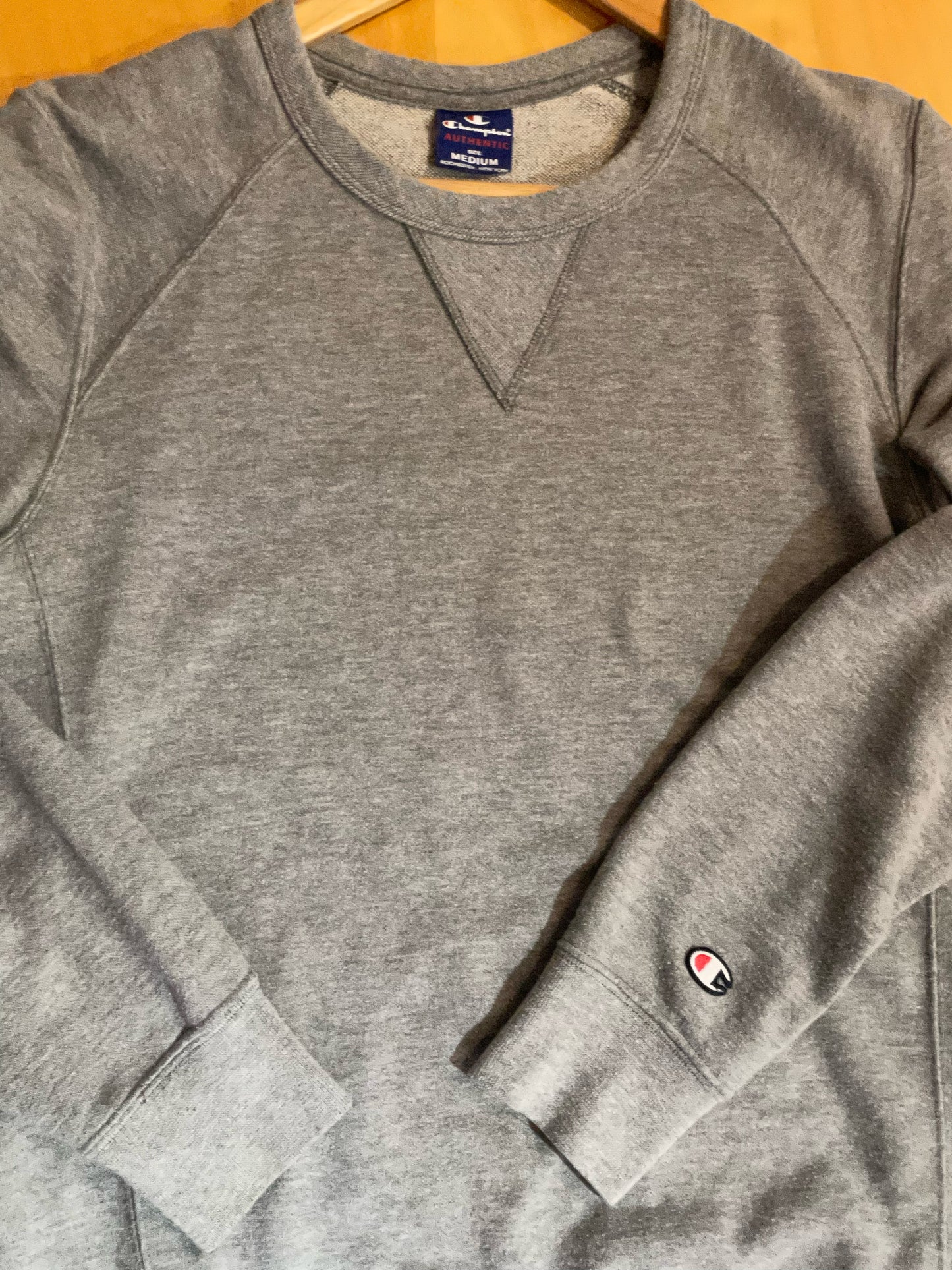 CHAMPION AUTHENTIC CREWNECK SWEATSHIRT SZ: M