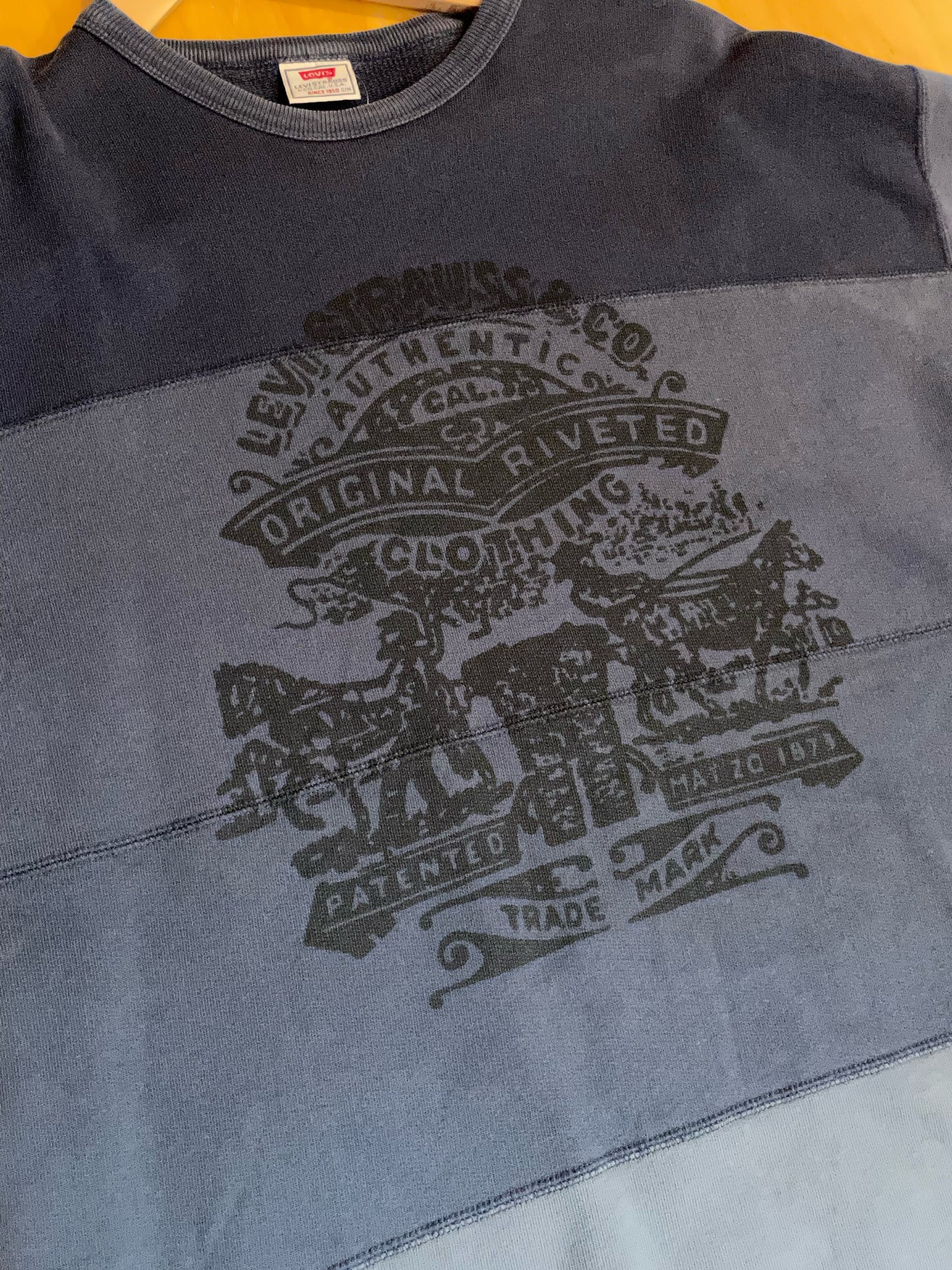 LEVI'S PATCHES CREWNECK SWEATSHIRT SZ: S/M