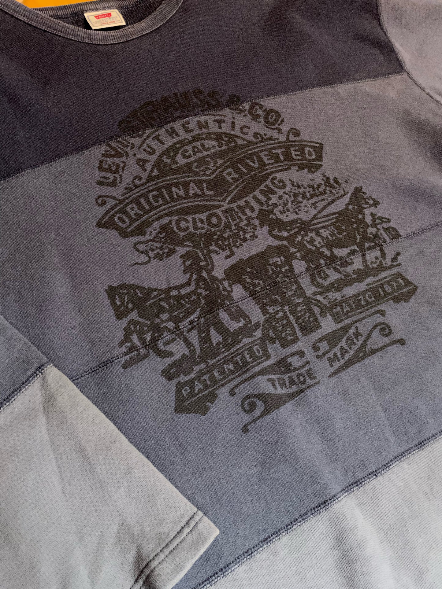LEVI'S PATCHES CREWNECK SWEATSHIRT SZ: S/M