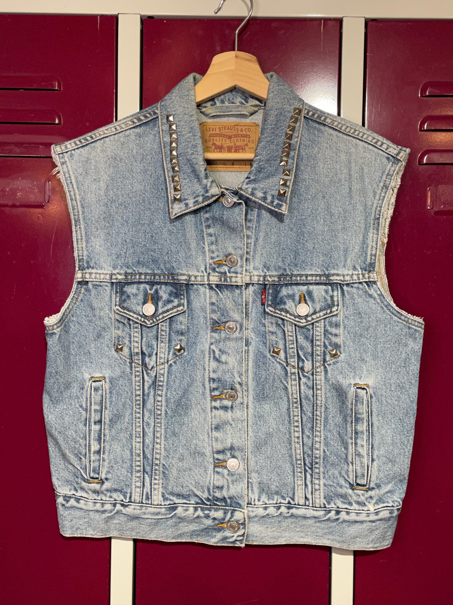 WOMEN LEVI'S VINTAGE NAIL TRUCKER DENIM VEST SZ: M
