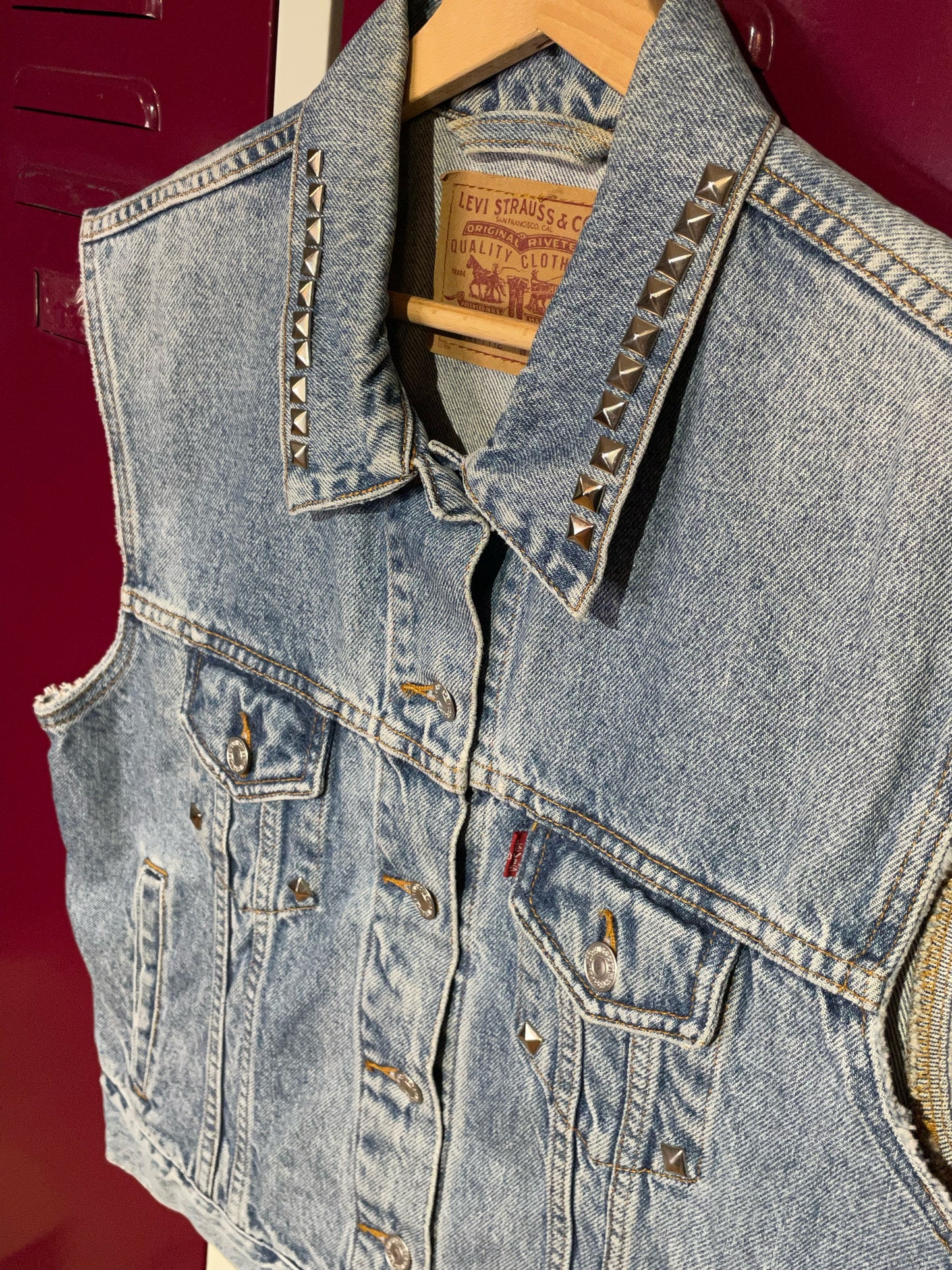 WOMEN LEVI'S VINTAGE NAIL TRUCKER DENIM VEST SZ: M