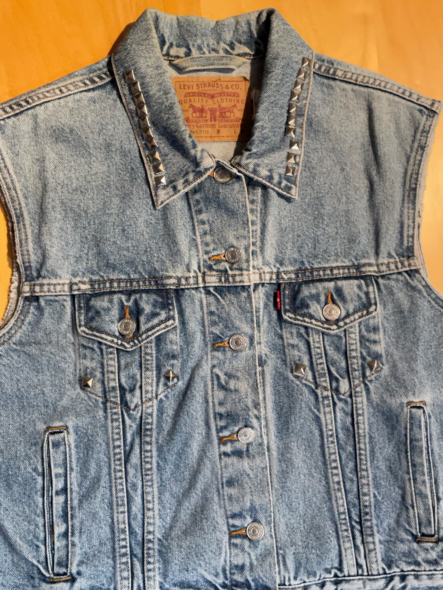 WOMEN LEVI'S VINTAGE NAIL TRUCKER DENIM VEST SZ: M