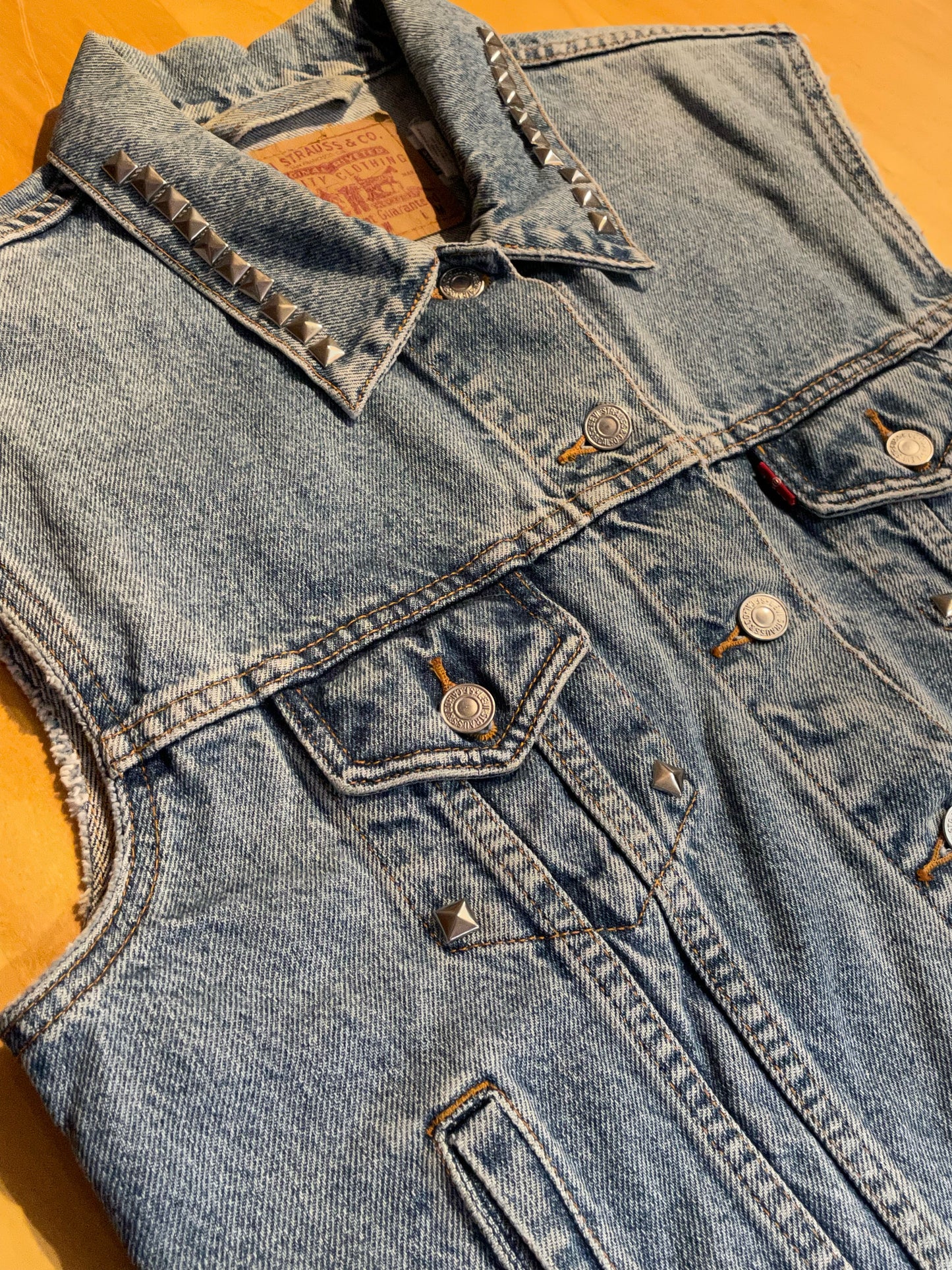 WOMEN LEVI'S VINTAGE NAIL TRUCKER DENIM VEST SZ: M