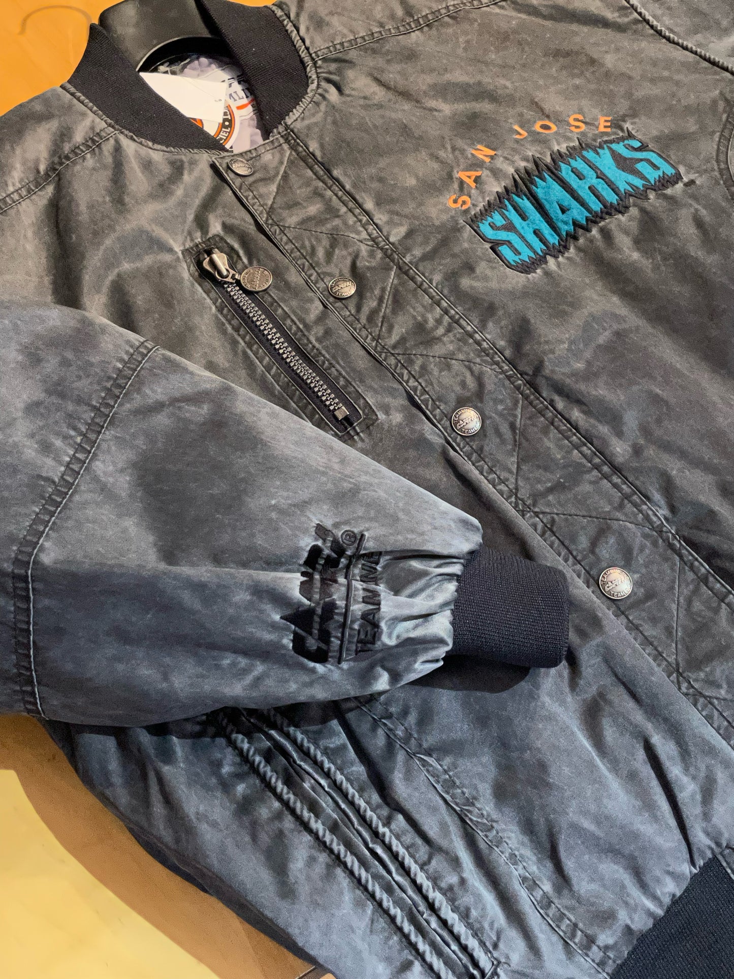 DS CAMPRI TEAMLINE VINTAGE SAN JOSE SHARKS JACKET (BRAND NEW) SZ: L