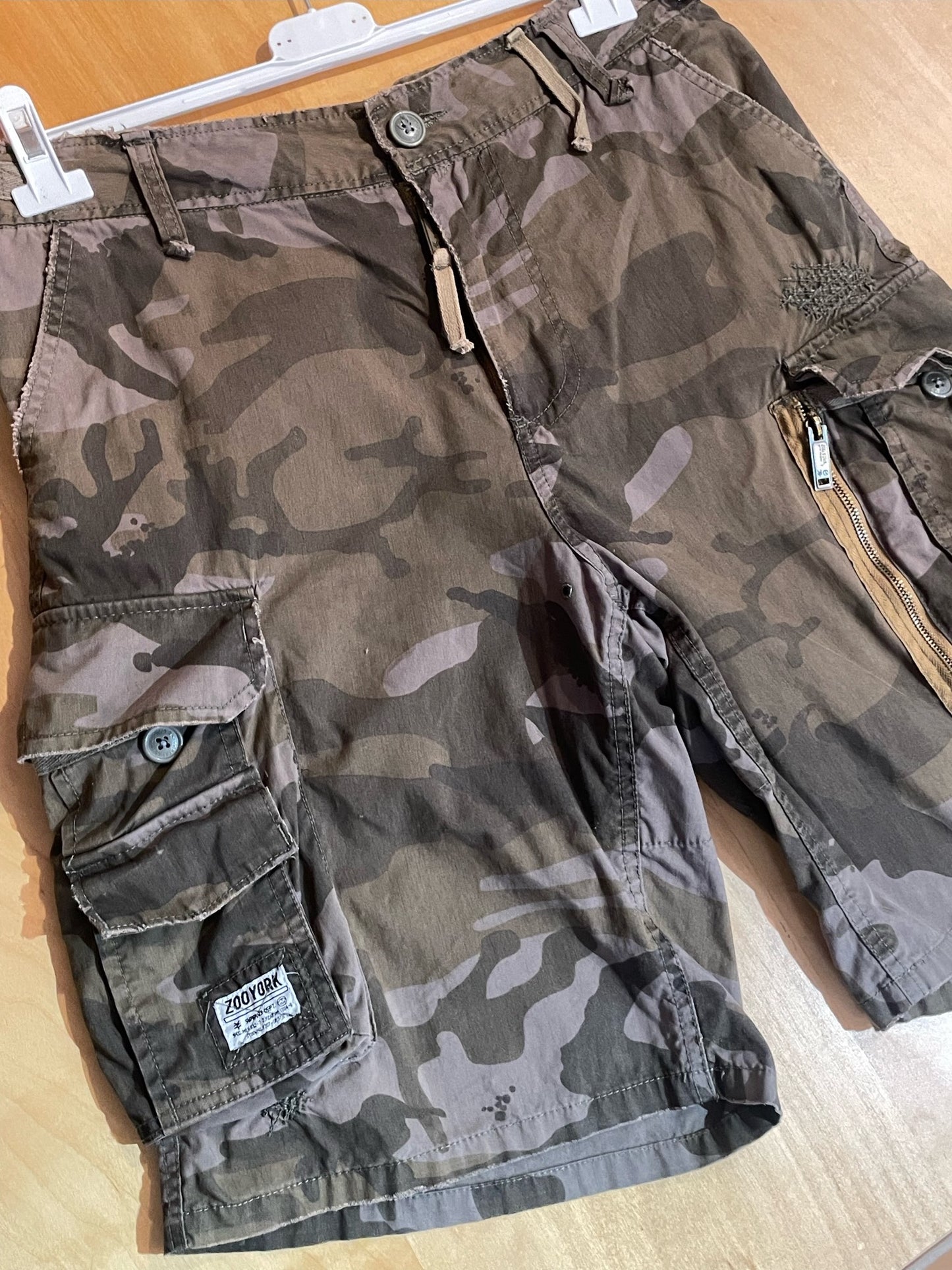 ZOO YORK SKATEBOARD CAMO CARGO SHORTS  SZ: 32