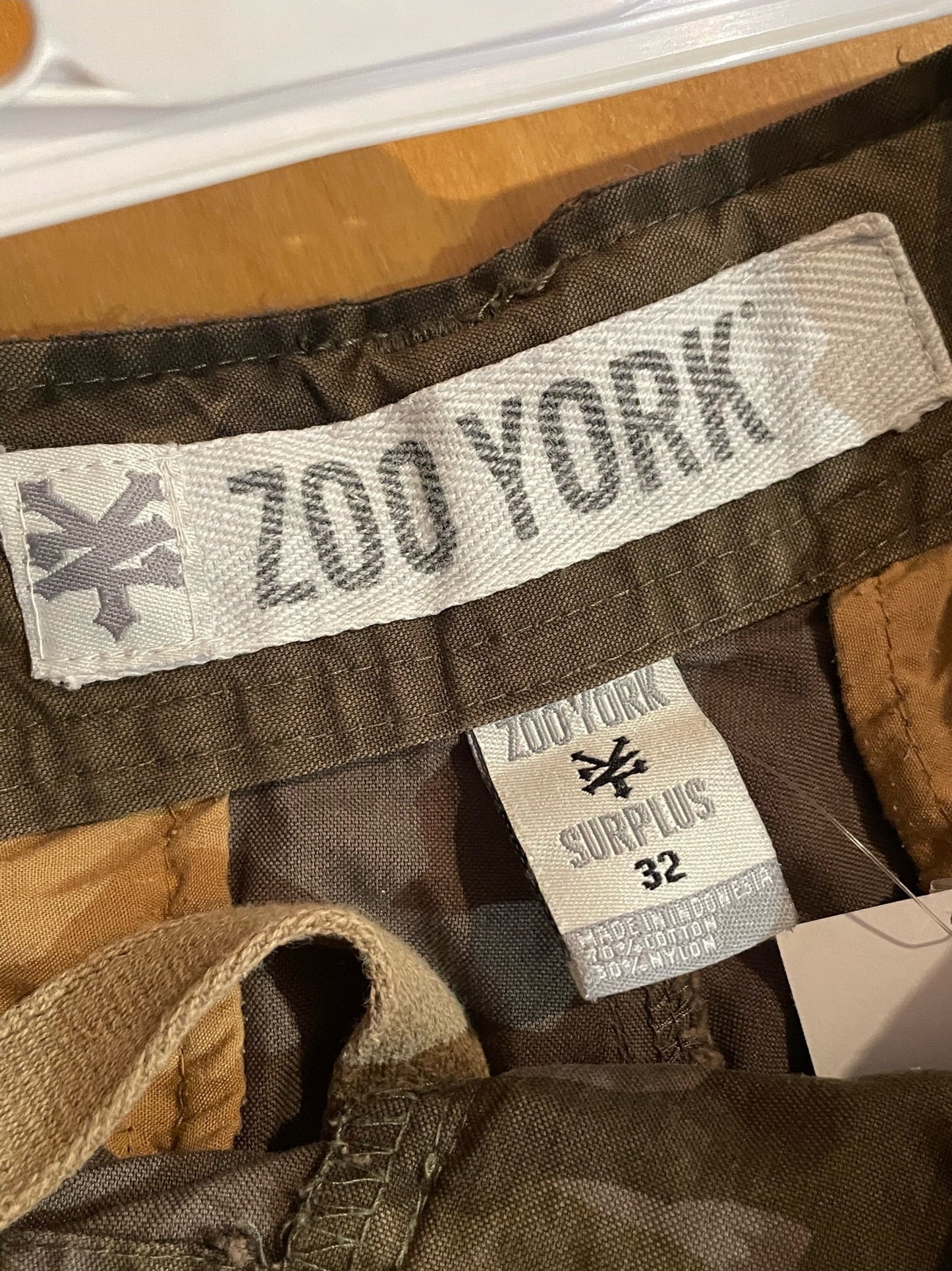 ZOO YORK SKATEBOARD CAMO CARGO SHORTS  SZ: 32