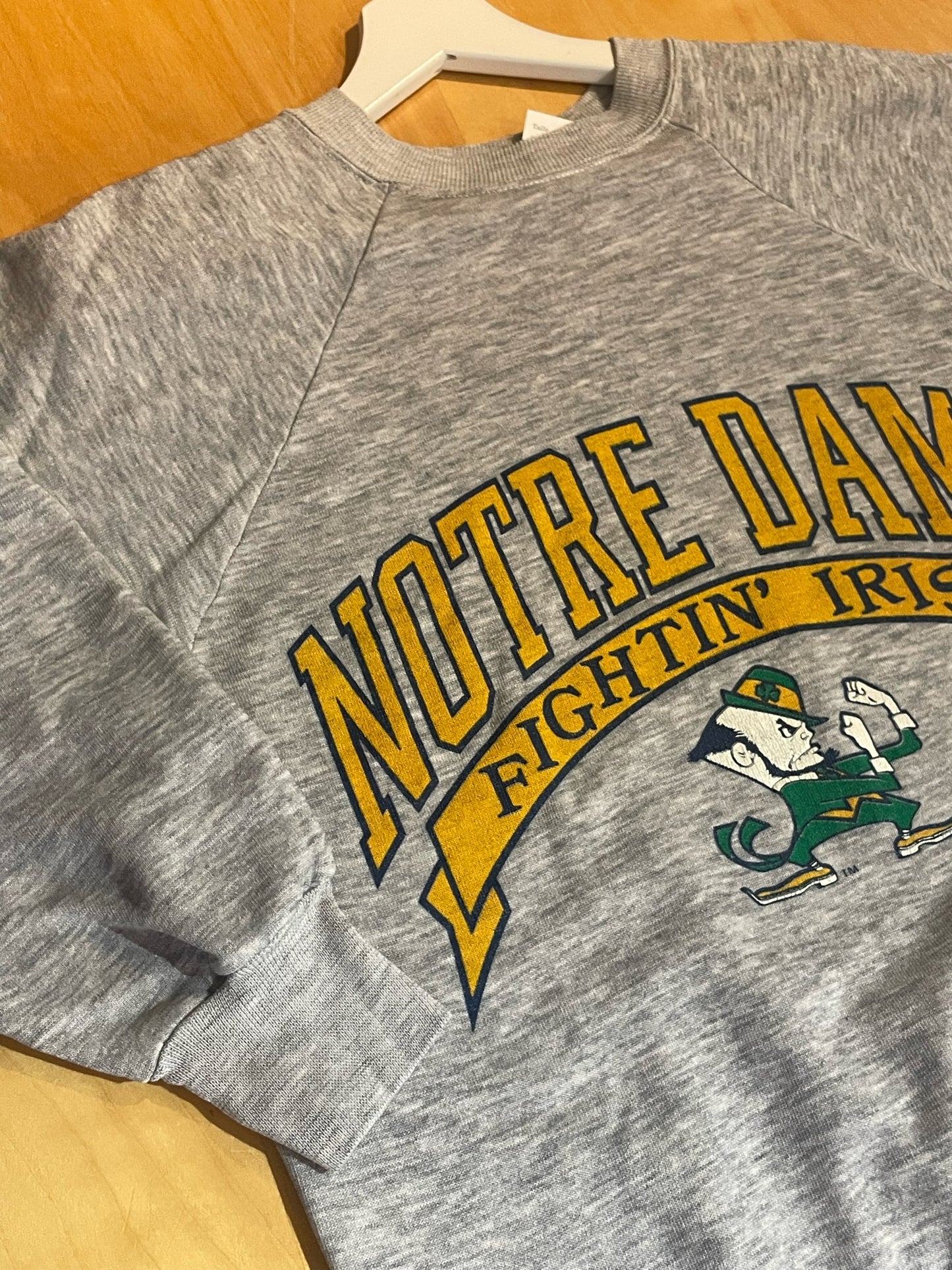 VINTAGE 90s NOTRE DAME FIGHTING IRISH UNIVERSITY CREWNECK SWEATSHIRT SZ: M = S