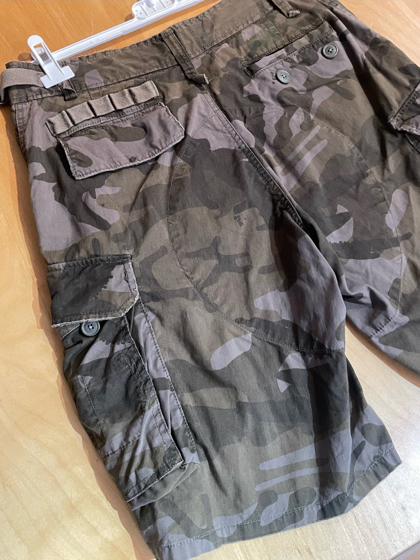 ZOO YORK SKATEBOARD CAMO CARGO SHORTS  SZ: 32