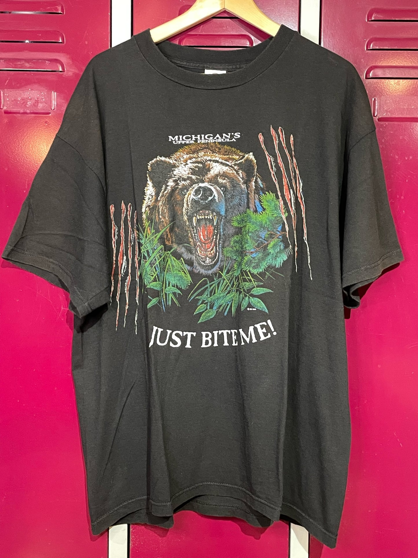 VINTAGE MICHIGAN'S UPPER PENINSULA "JUST BITE ME!" BEAR T-SHIRT  SZ: XL