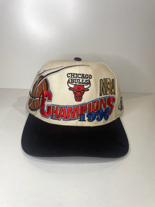 VINTAGE 90s CHICAGO BULLS "CHAMPION 1996" LOGO ATHLETIC SNAPBACK CAP HAT