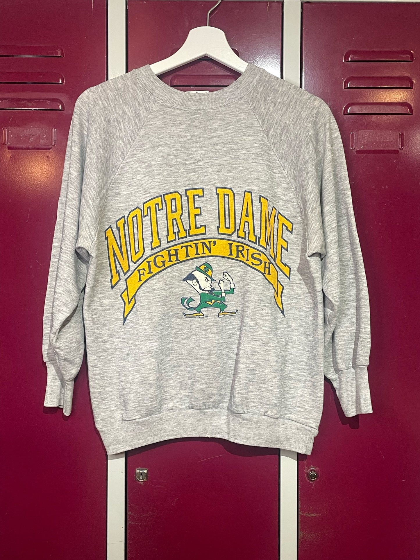 VINTAGE 90s NOTRE DAME FIGHTING IRISH UNIVERSITY CREWNECK SWEATSHIRT SZ: M = S