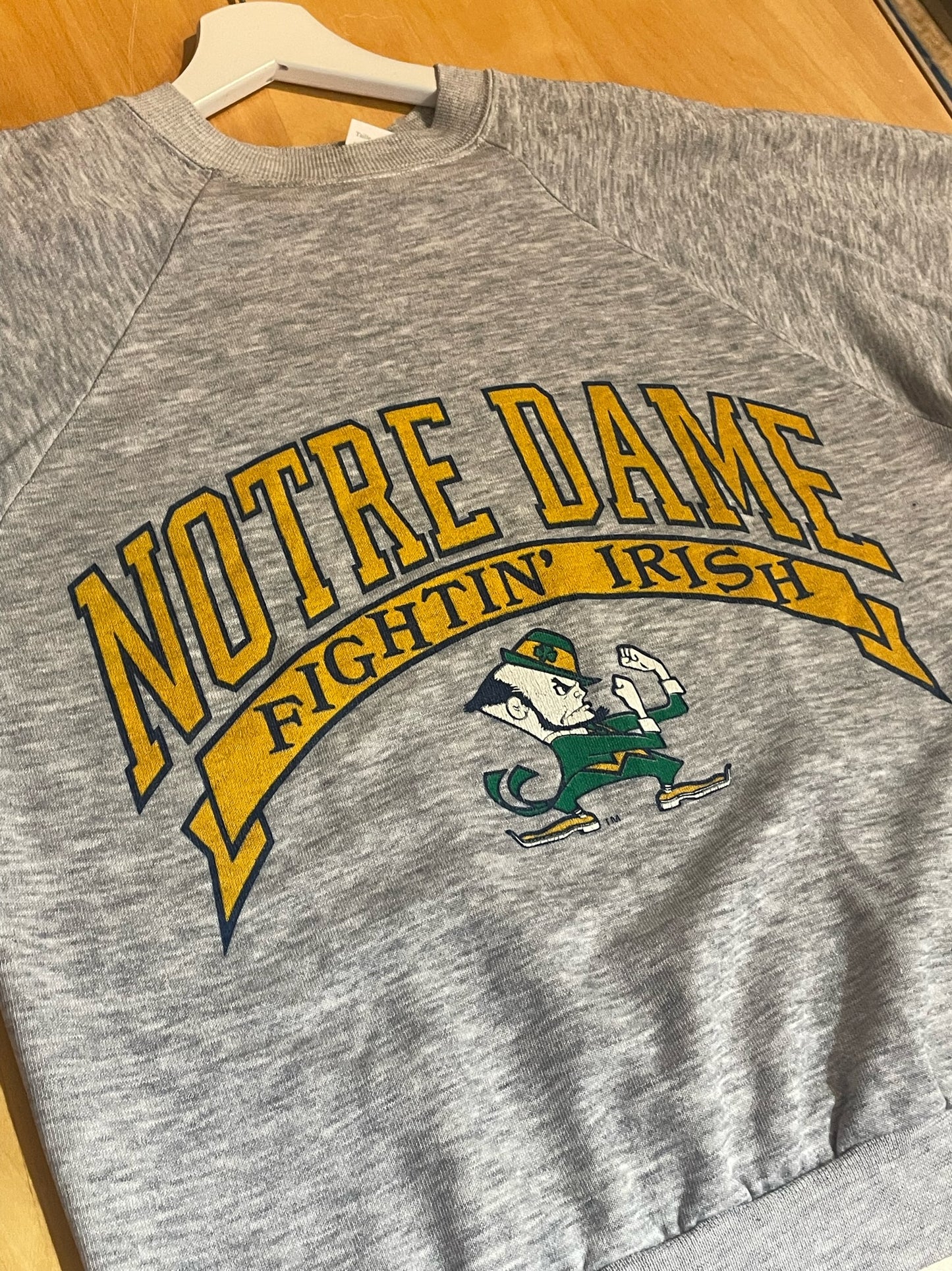 VINTAGE 90s NOTRE DAME FIGHTING IRISH UNIVERSITY CREWNECK SWEATSHIRT SZ: M = S