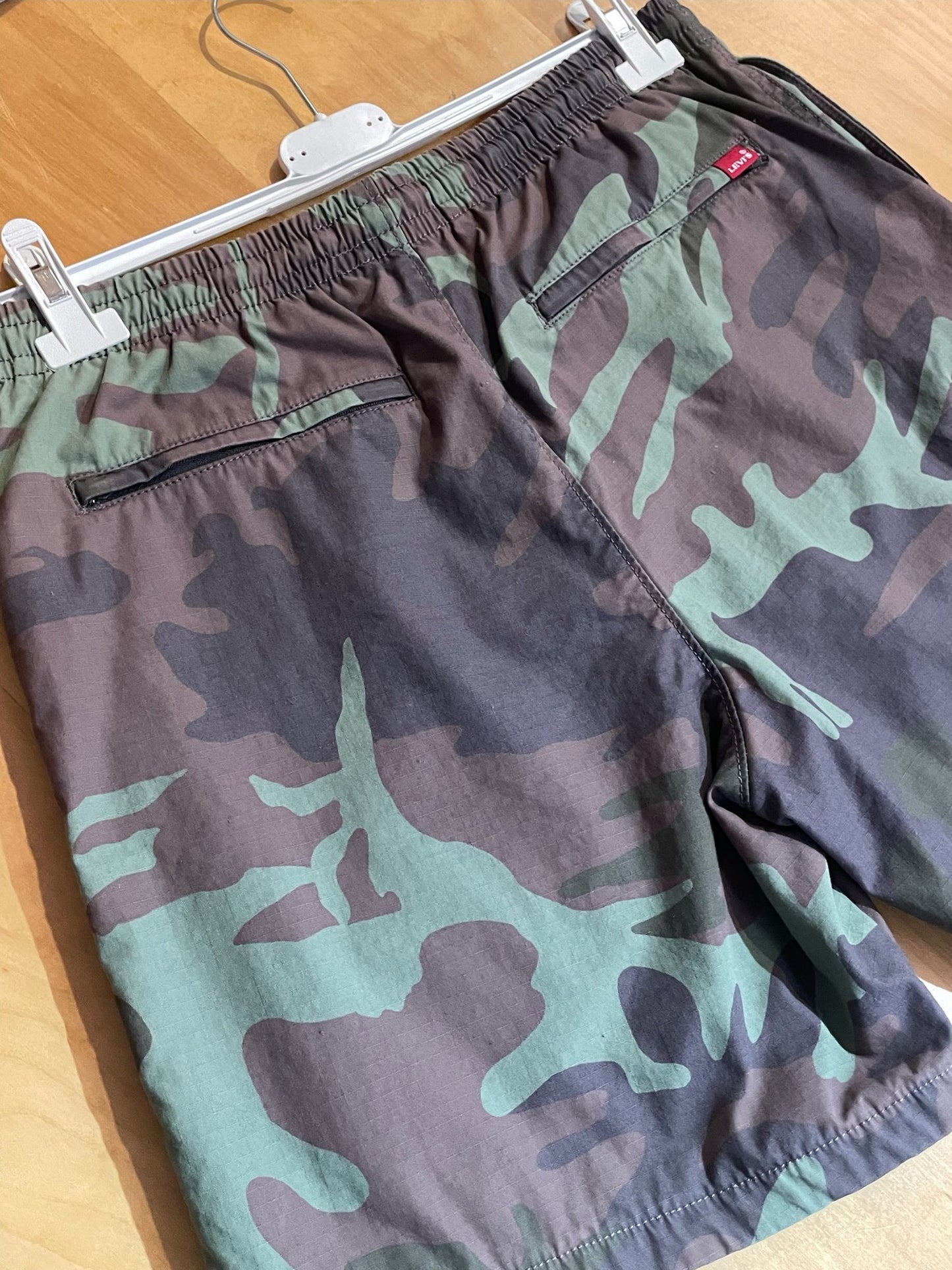 LEVI'S CAMO SHORTS  SZ: M