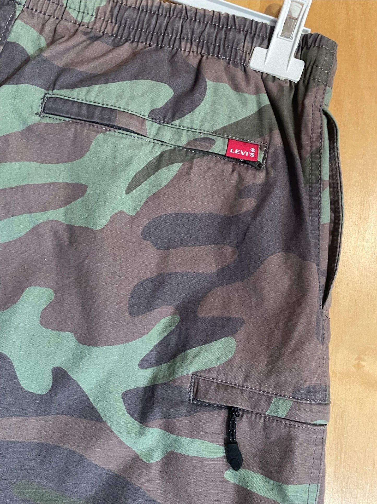 LEVI'S CAMO SHORTS  SZ: M