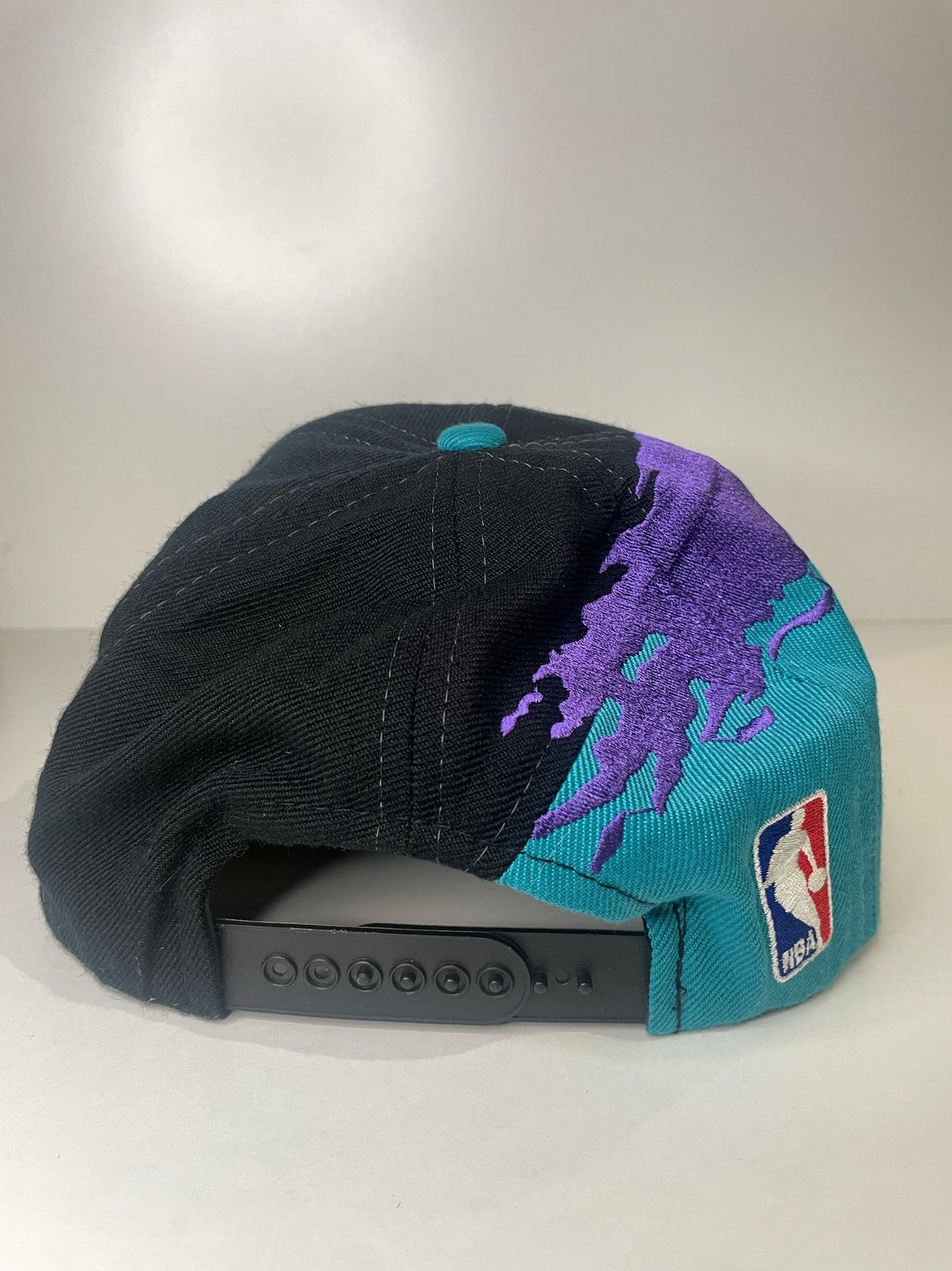 VINTAGE 90s CHARLOTTE HORNETS LOGO ATHLETIC SNAPBACK CAP HAT