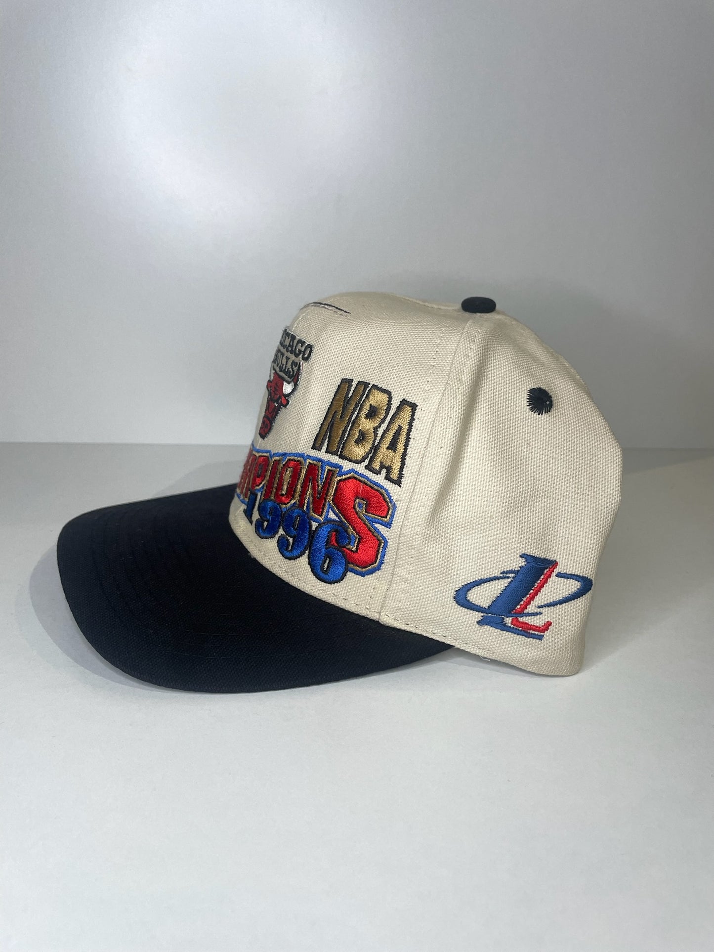 VINTAGE 90s CHICAGO BULLS "CHAMPION 1996" LOGO ATHLETIC SNAPBACK CAP HAT